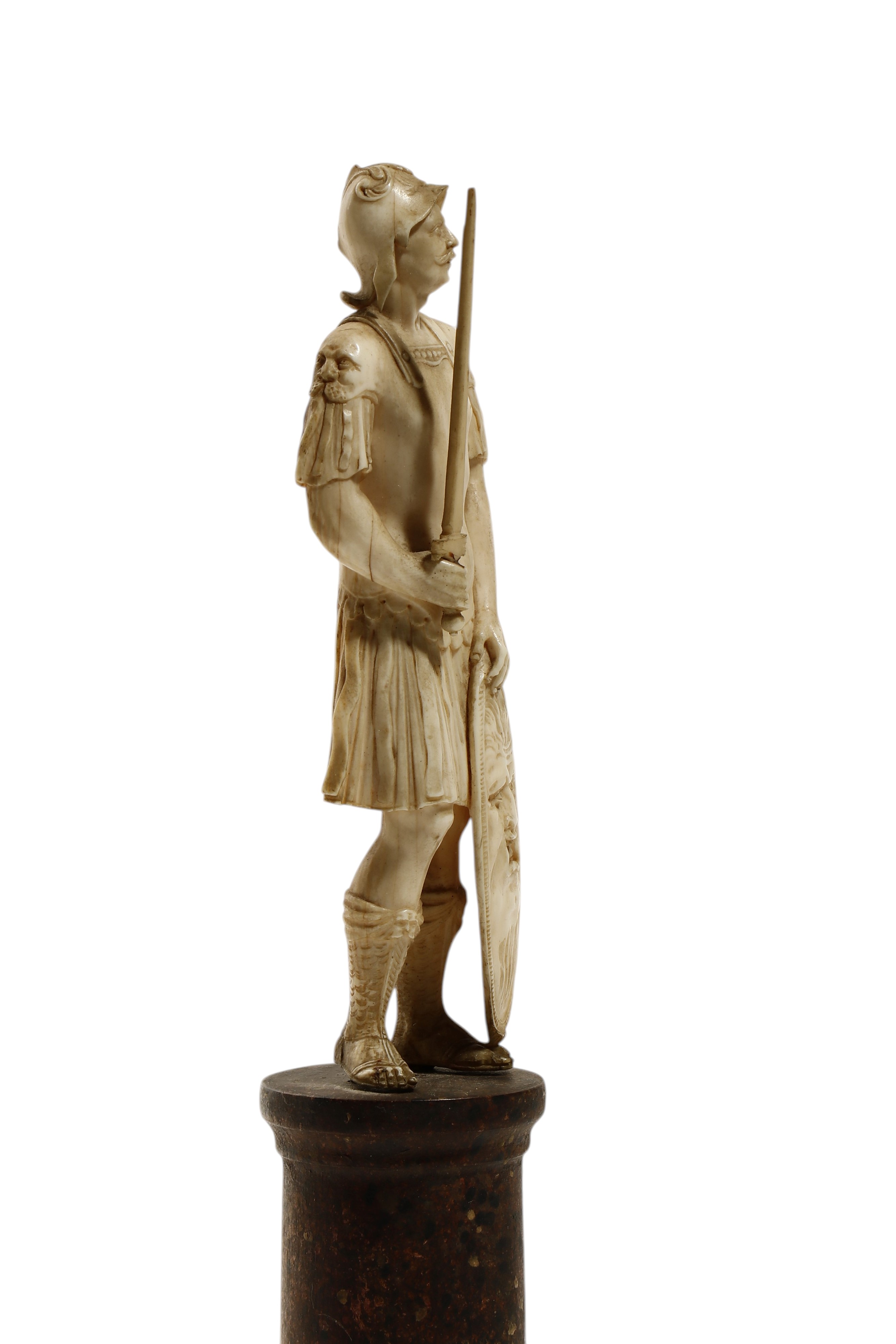 Europa centro-meridionale, Scultura in avorio raffigurante un guerriero (XVII–XVIII secolo)
