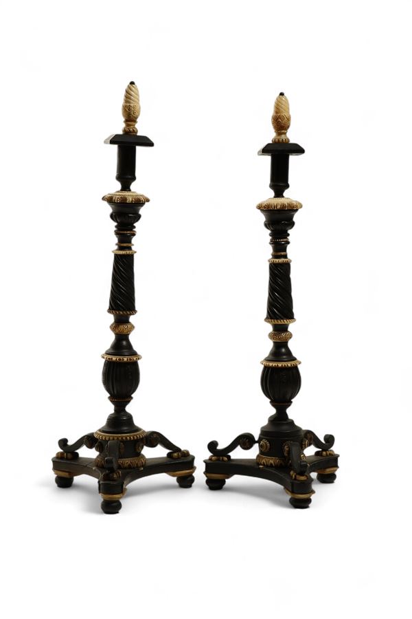Coppia di candelieri in ebano e avorio