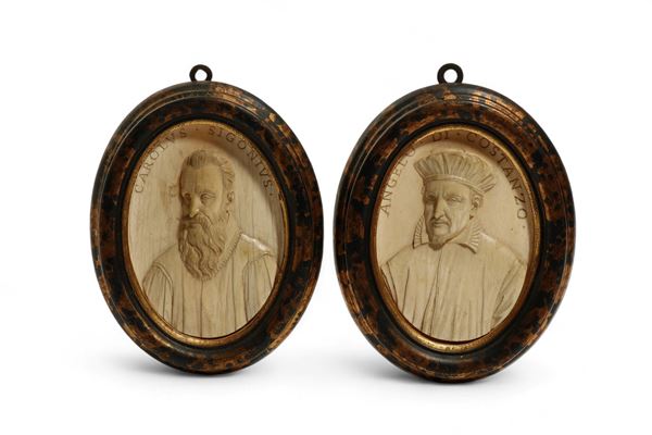 Coppia di placchette in avorio