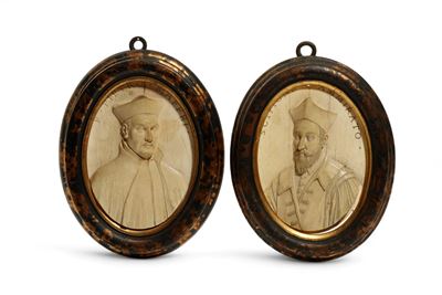 Placchette in avorio intagliato, Coppia di busti maschili entro cornici dipinte in finta tartarug...