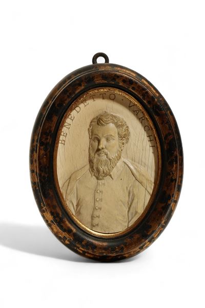 Placca in avorio intagliato con ritratto di Benedetto Varchi, Italia, fine XVII - inizio XVIII se...
