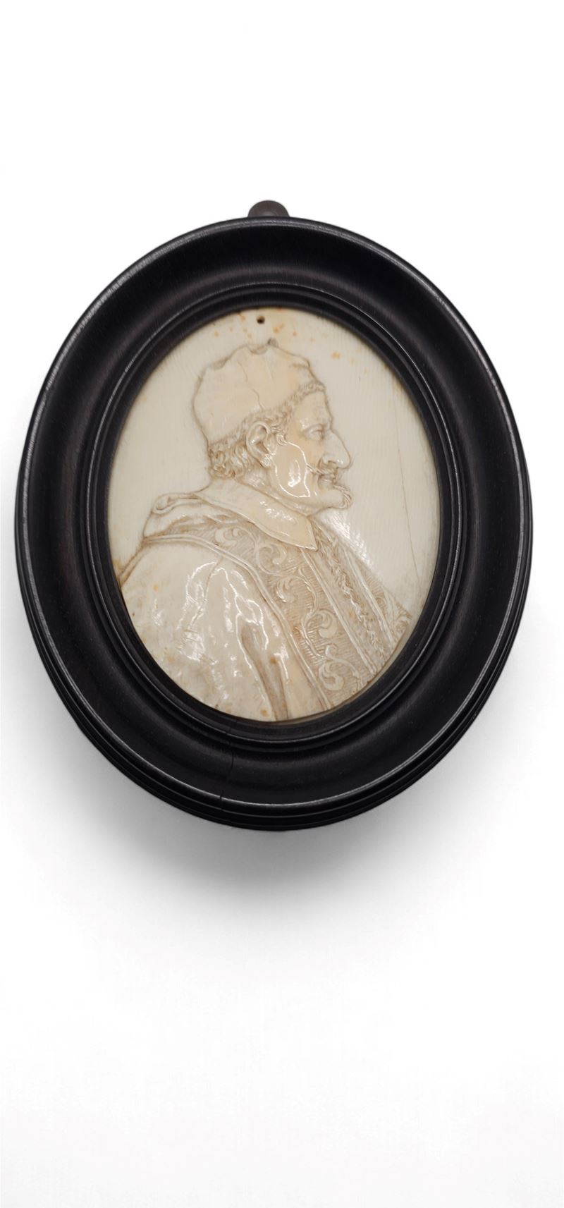 Placchetta in avorio con busto maschile entro cornice in ebano, Italia fine XVII – inizio XVIII
