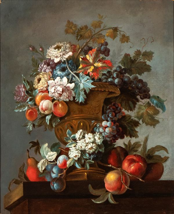 Bouquet di fiori in un vaso di rame con frutti