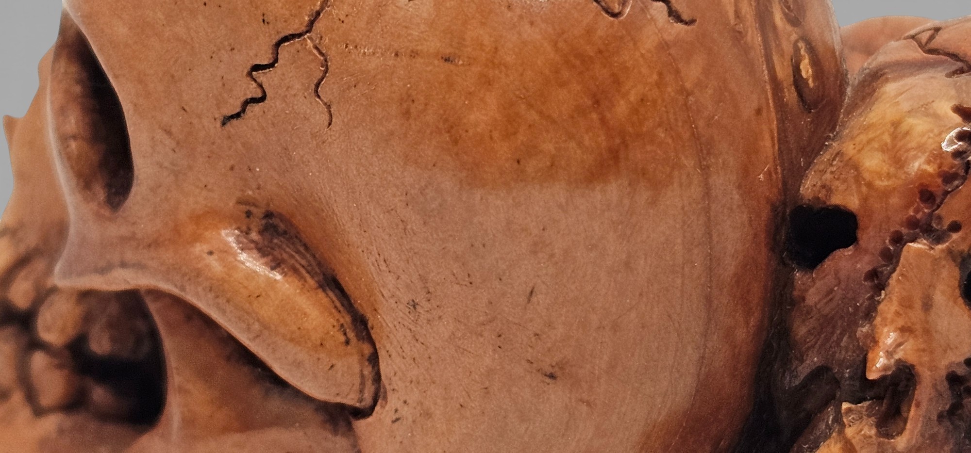 Giappone (periodo Meiji), Scultura in avorio raffigurante tre teschi