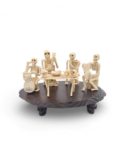 Periodo Meiji (Giappone), Gruppo scultoreo con scheletri musicanti, avorio su base in palissandro