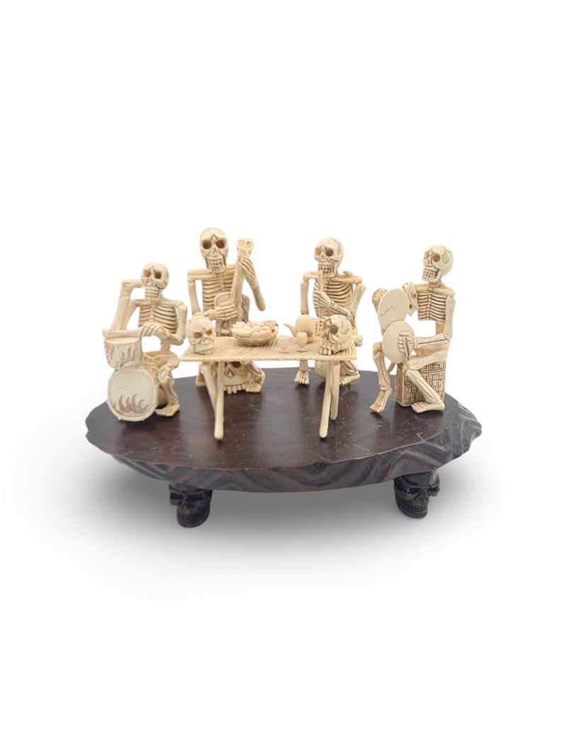 Periodo Meiji (Giappone), Gruppo scultoreo con scheletri musicanti, avorio su base in palissandro