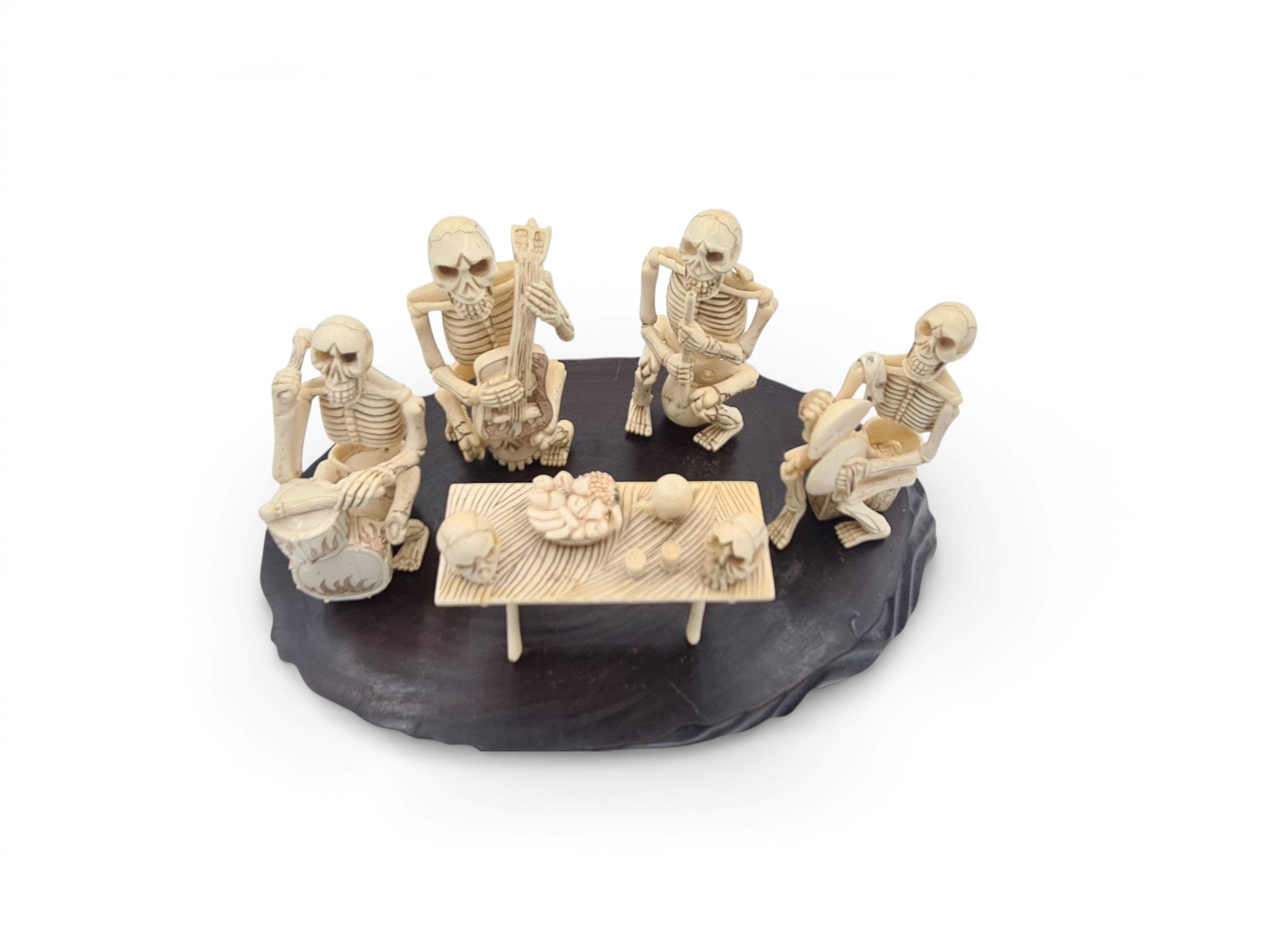 Periodo Meiji (Giappone), Gruppo scultoreo con scheletri musicanti, avorio su base in palissandro