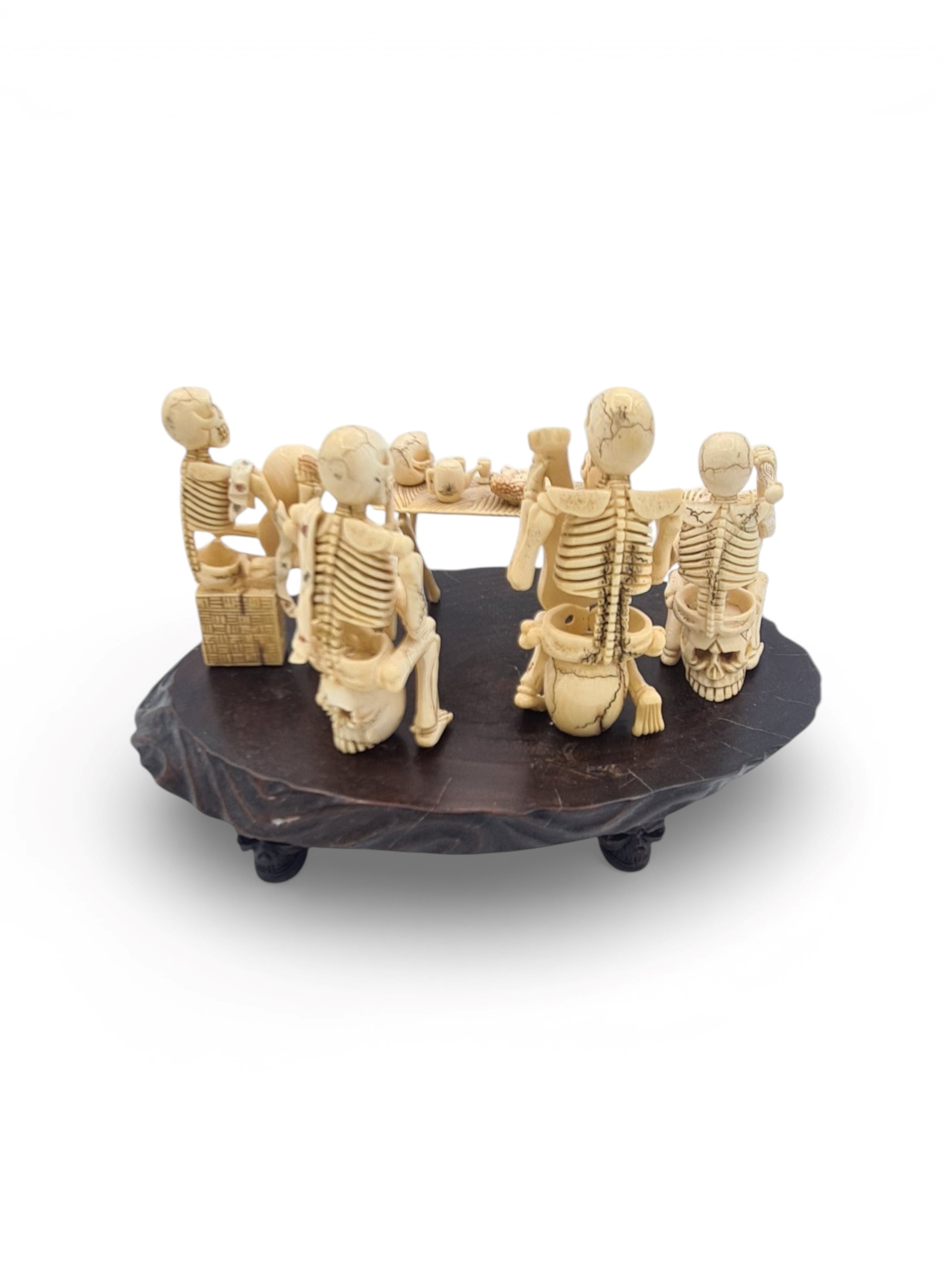 Periodo Meiji (Giappone), Gruppo scultoreo con scheletri musicanti, avorio su base in palissandro