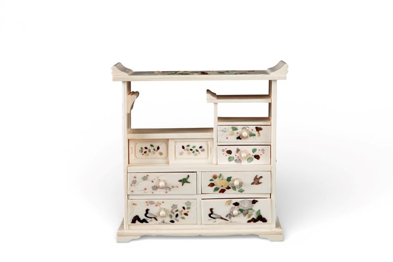 Arte giapponese, Miniatura Shibayama in avorio e madreperla con fiori e volatili (periodo Meiji)