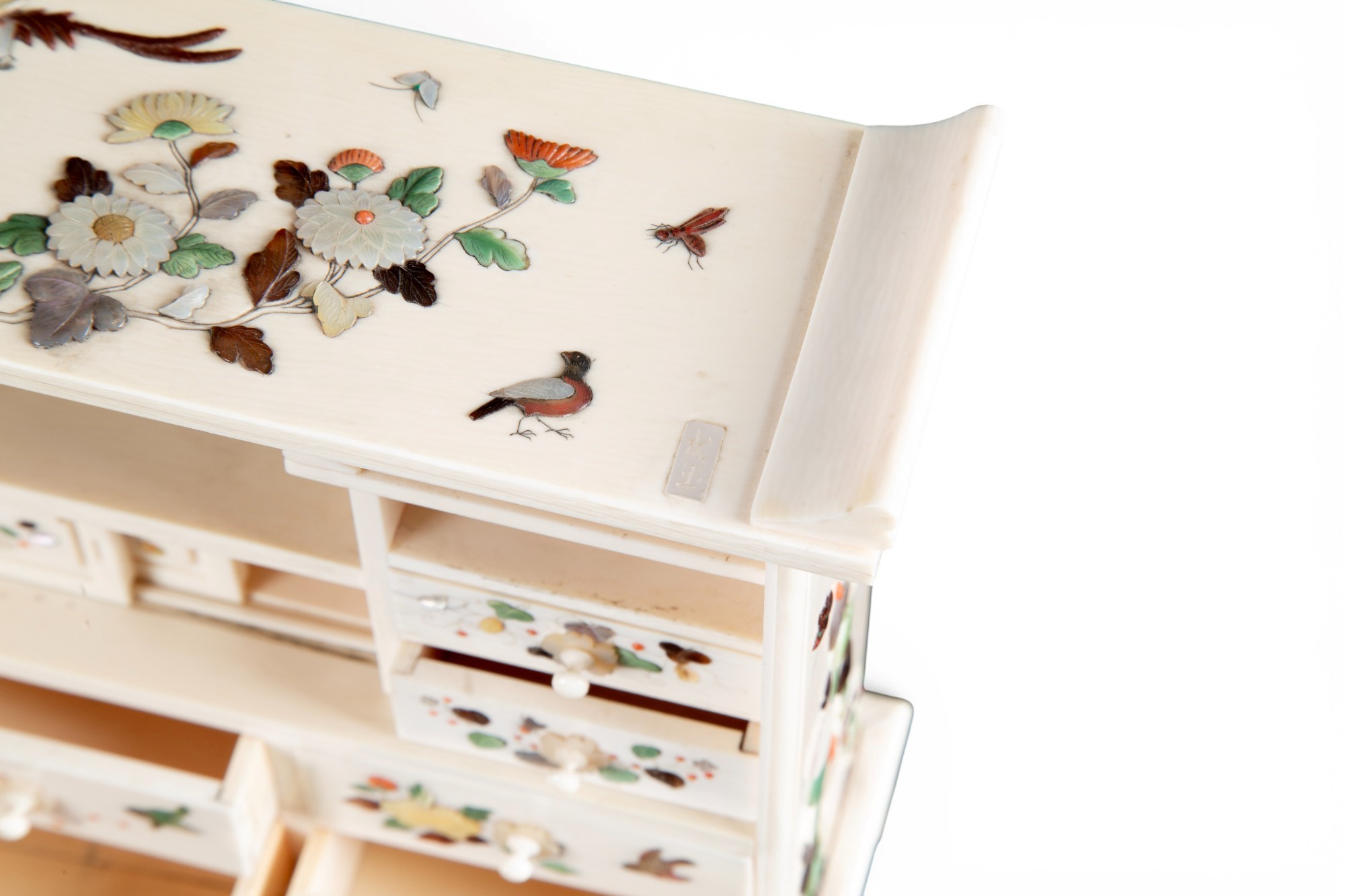 Arte giapponese, Miniatura Shibayama in avorio e madreperla con fiori e volatili (periodo Meiji)