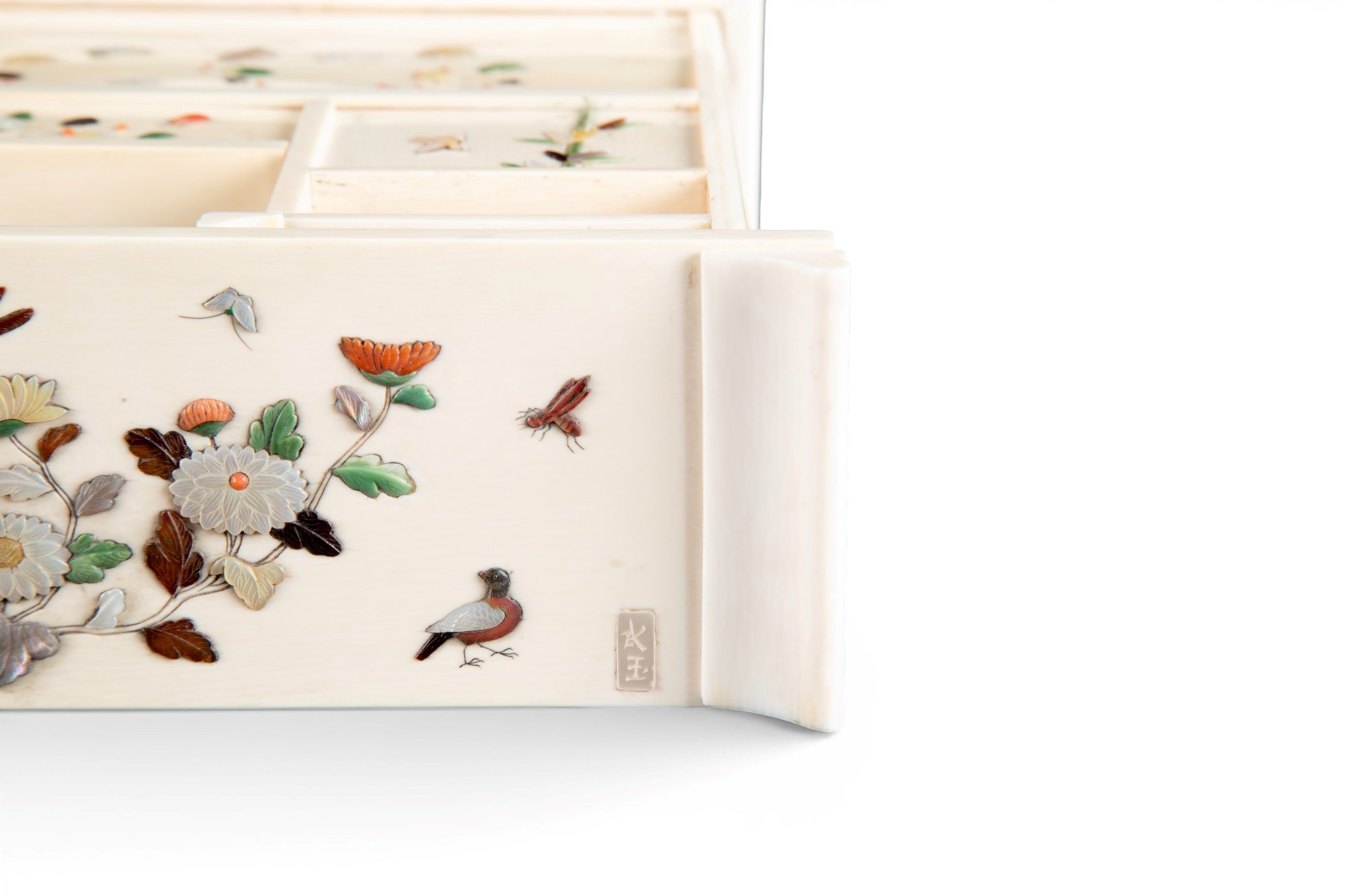 Arte giapponese, Miniatura Shibayama in avorio e madreperla con fiori e volatili (periodo Meiji)