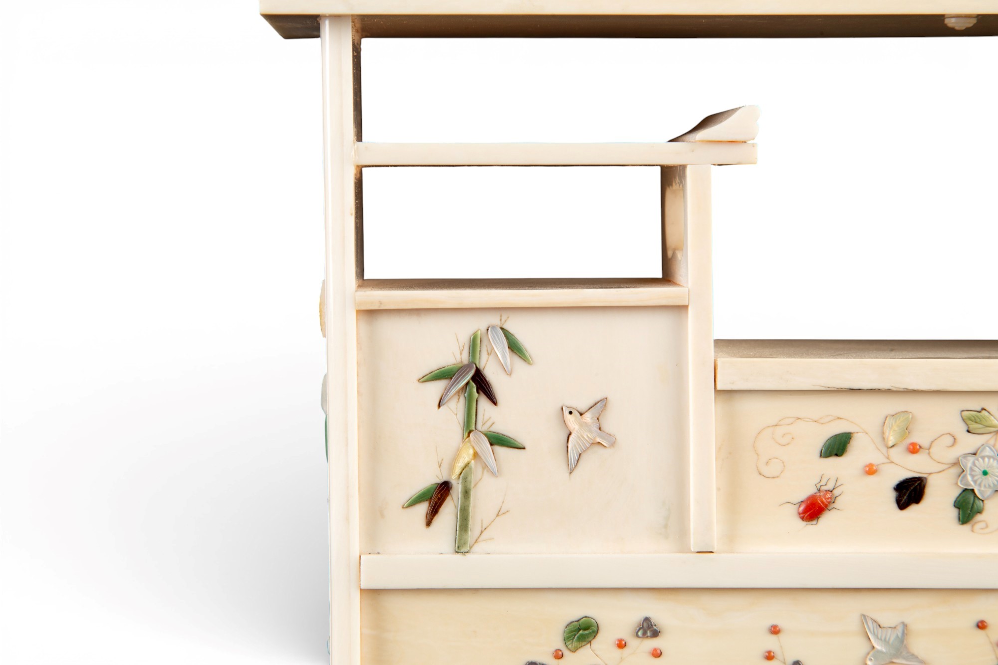 Arte giapponese, Miniatura Shibayama in avorio e madreperla con fiori e volatili (periodo Meiji)