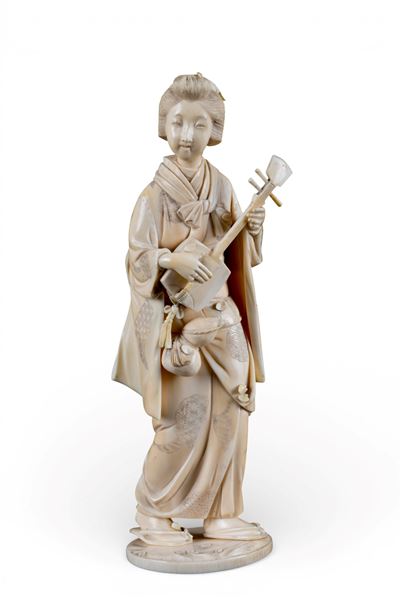 Okimono in avorio raffigurante una suonatrice di Shamisen, Giappone, XIX secolo