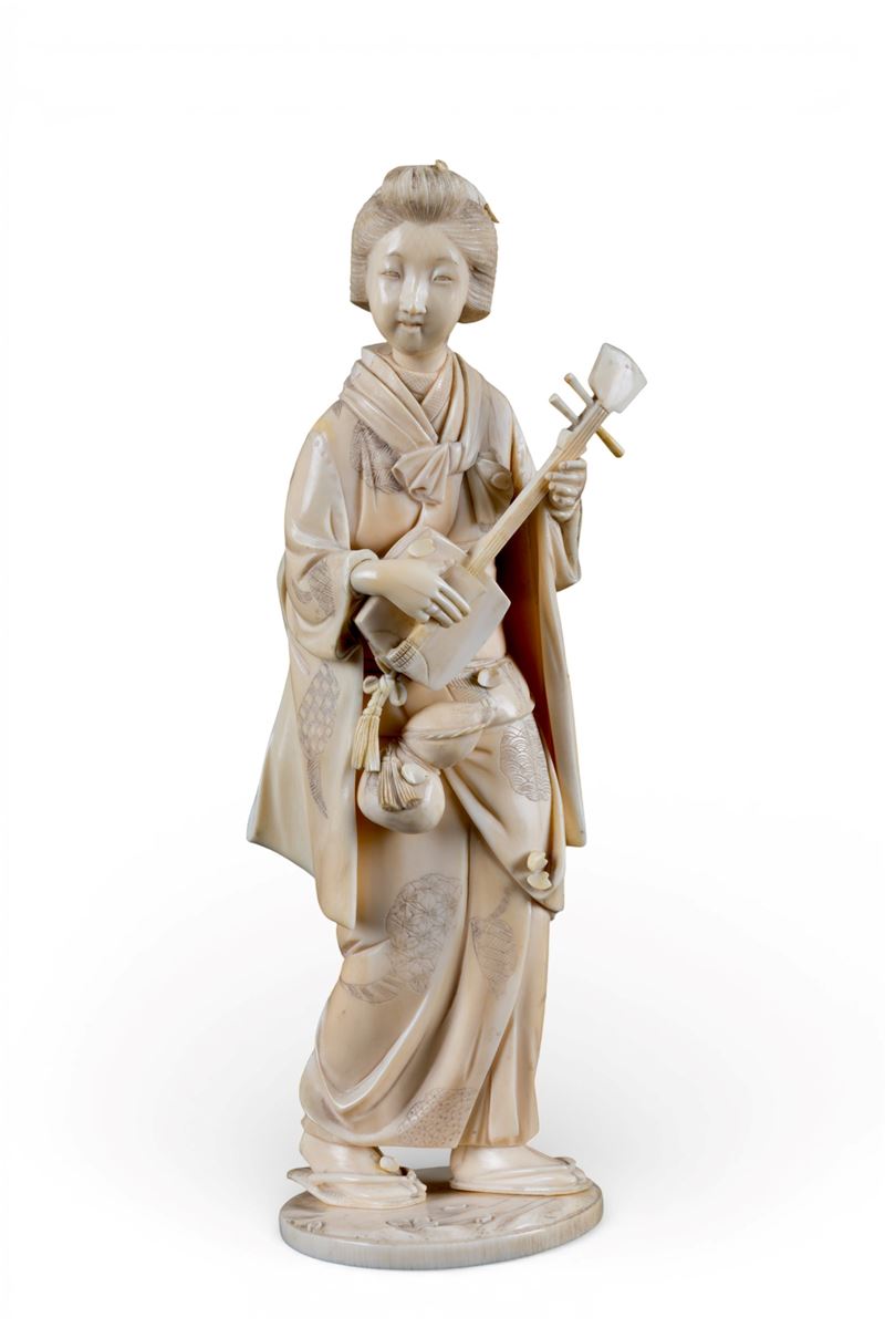Okimono in avorio raffigurante una suonatrice di Shamisen, Giappone, XIX secolo