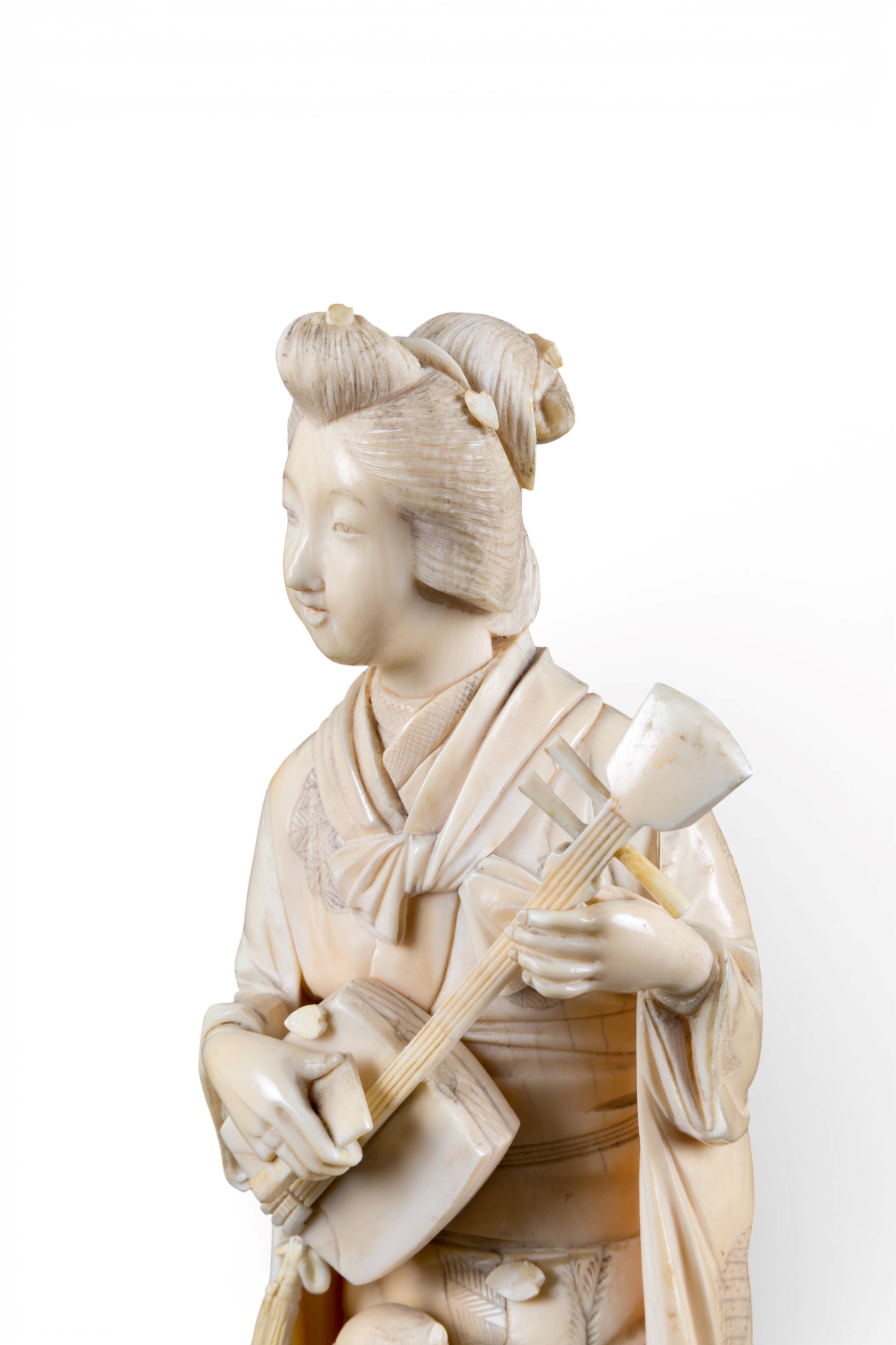 Okimono in avorio raffigurante una suonatrice di Shamisen, Giappone, XIX secolo