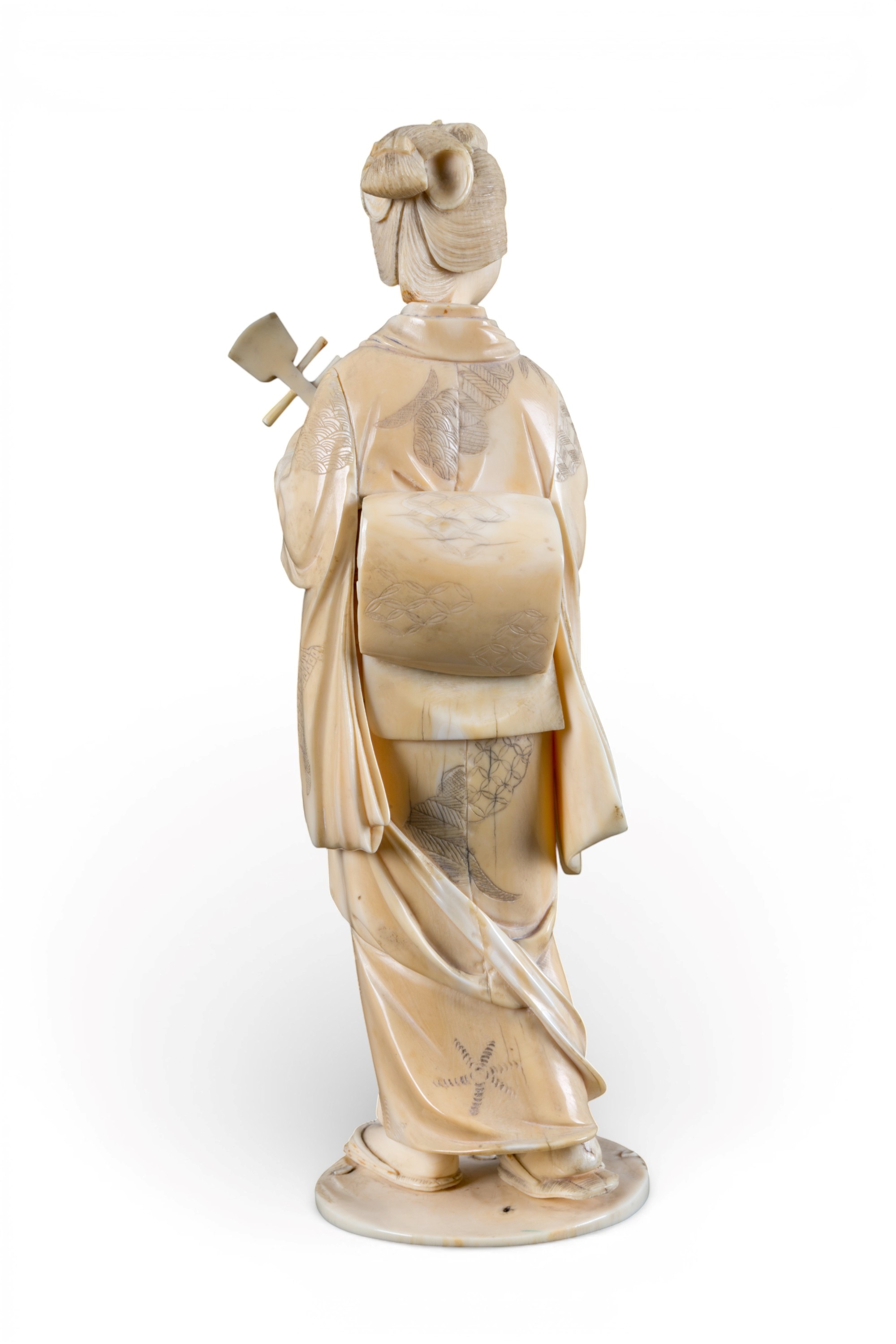 Okimono in avorio raffigurante una suonatrice di Shamisen, Giappone, XIX secolo