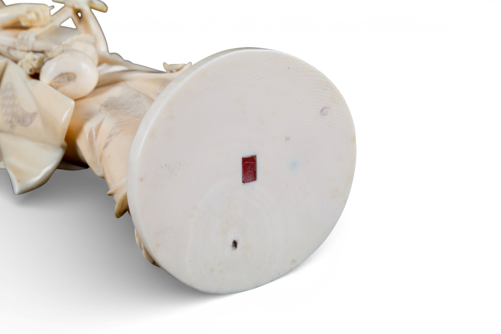 Okimono in avorio raffigurante una suonatrice di Shamisen, Giappone, XIX secolo