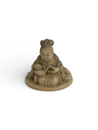 Giappone (periodo Meiji), Netsuke in avorio raffigurante una geisha con teiera
