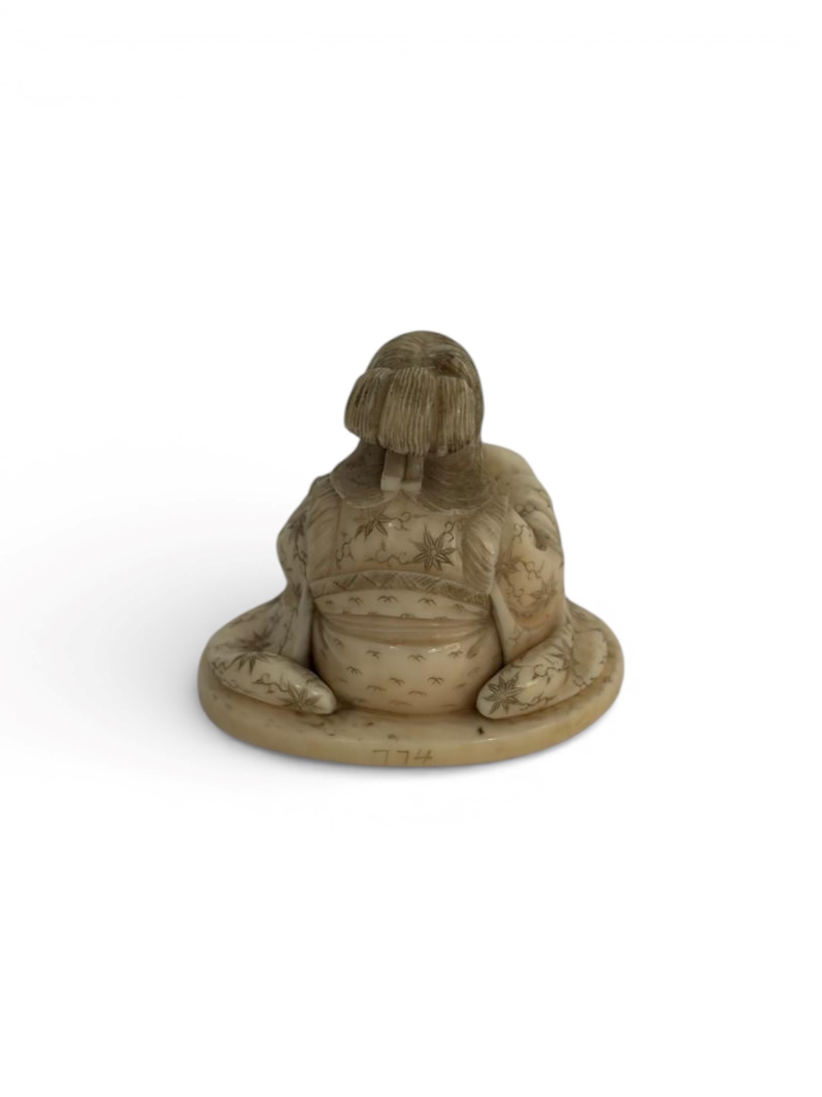 Giappone (periodo Meiji), Netsuke in avorio raffigurante una geisha con teiera