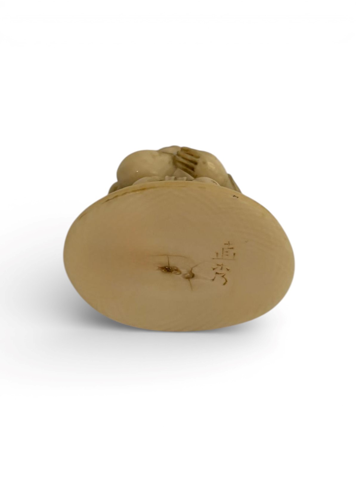 Giappone (periodo Meiji), Netsuke in avorio raffigurante una geisha con teiera