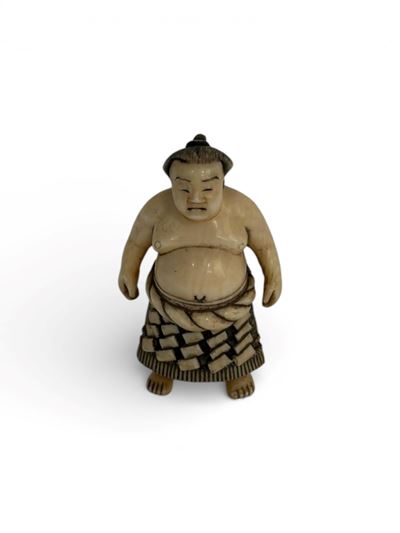 Periodo Meiji, Netsuke in avorio raffigurante lottatore di sumo