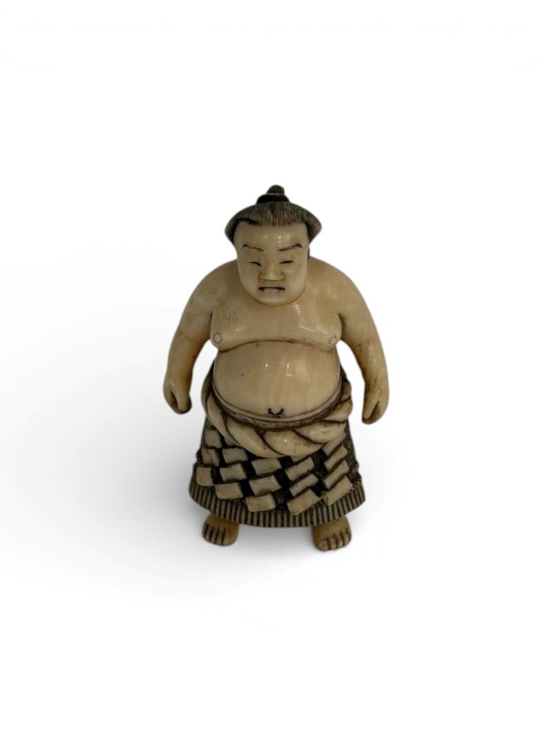 Periodo Meiji, Netsuke in avorio raffigurante lottatore di sumo