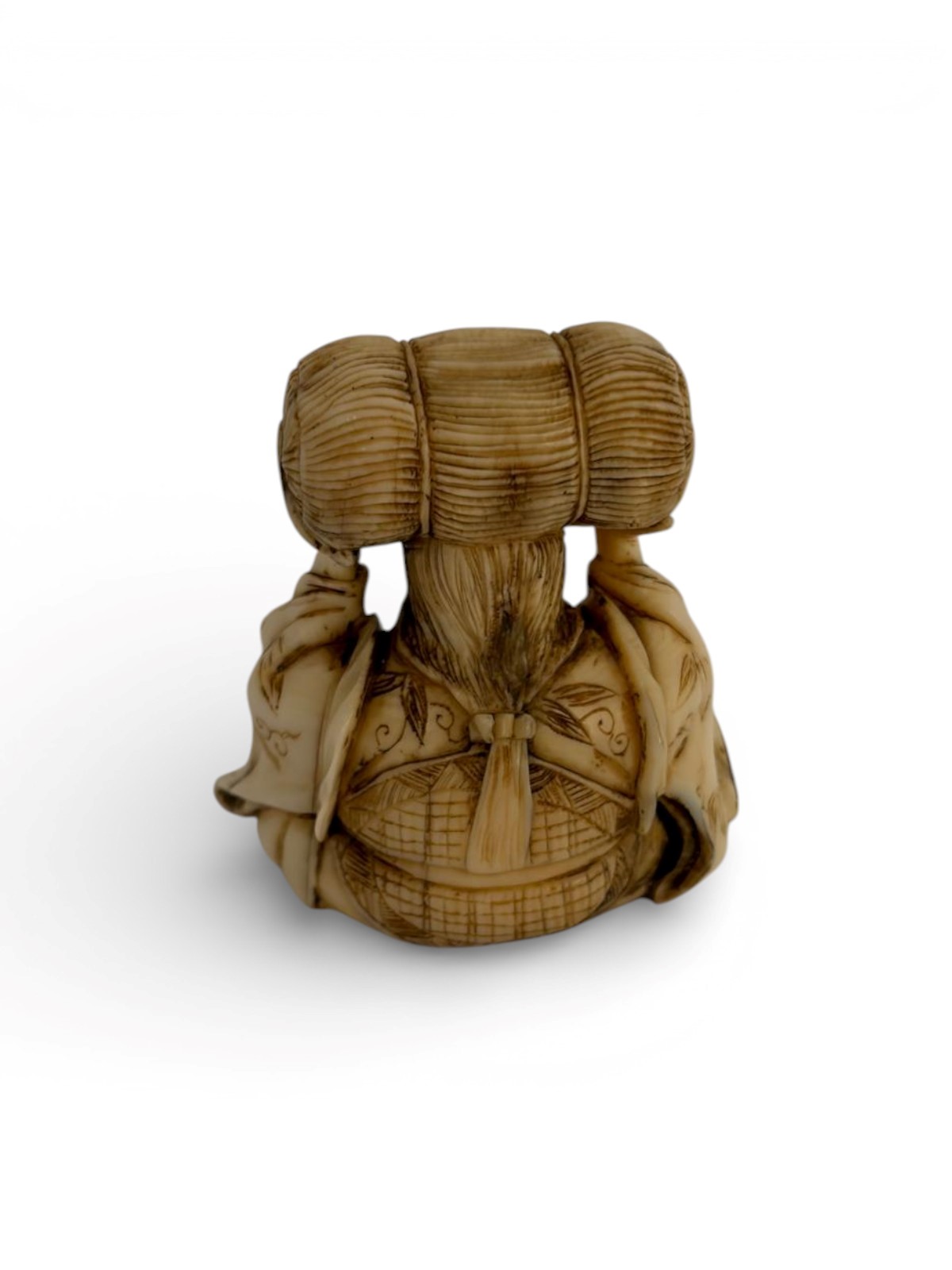 Giappone (periodo Meiji), Netsuke in avorio a soggetto di elefante con figura seduta e balla di r...