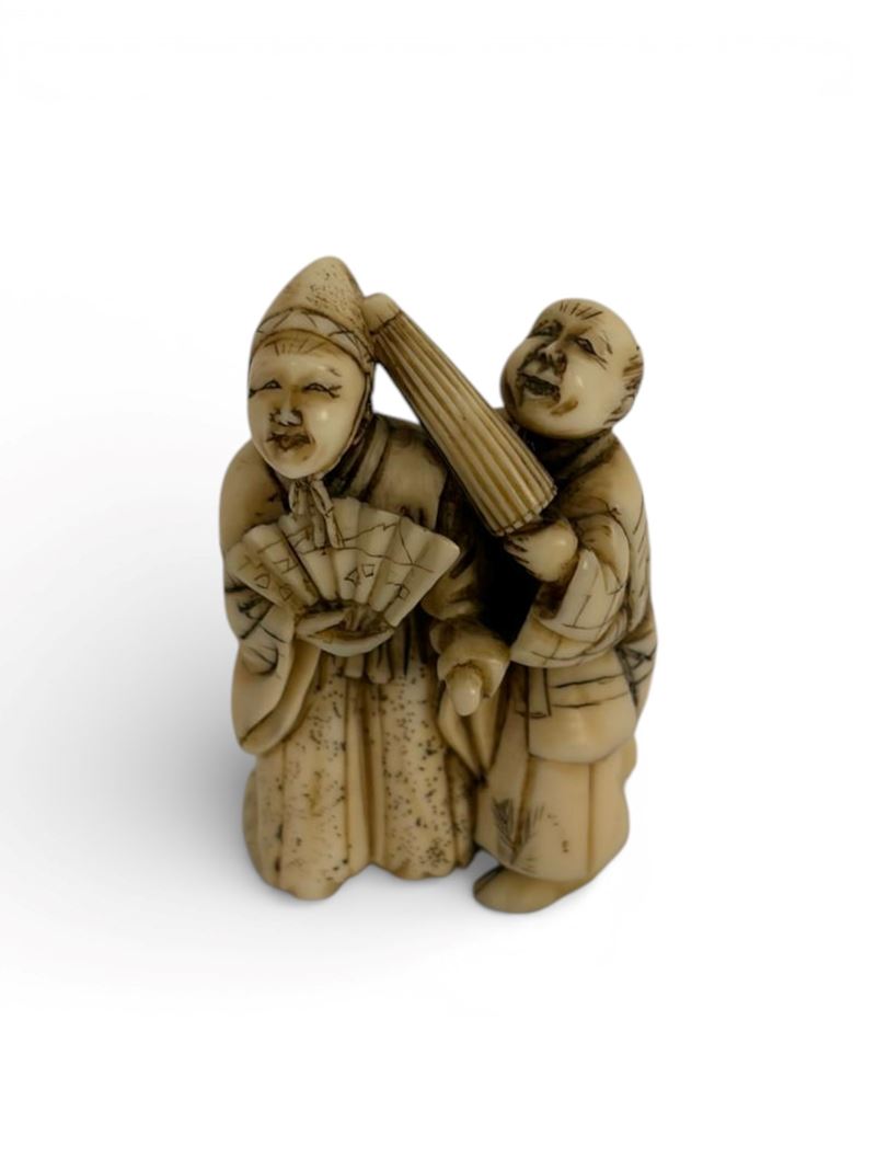 Minpoku, Netsuke in avorio raffigurante attore con assistente, periodo Meiji