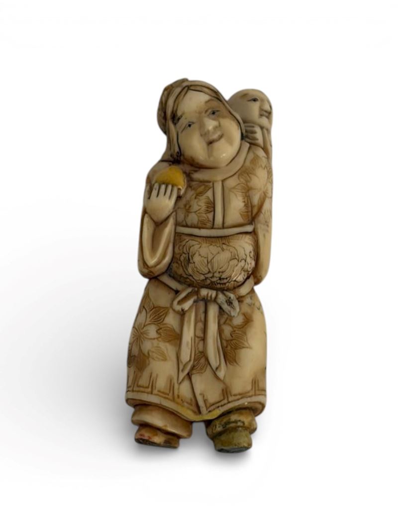 Netsuke in avorio, Figura di elefante con donna e bambino, periodo Edo