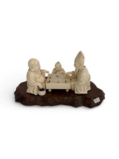 Okimono in avorio, raffigurante giocatori di Go, periodo Meiji (1868-1912)