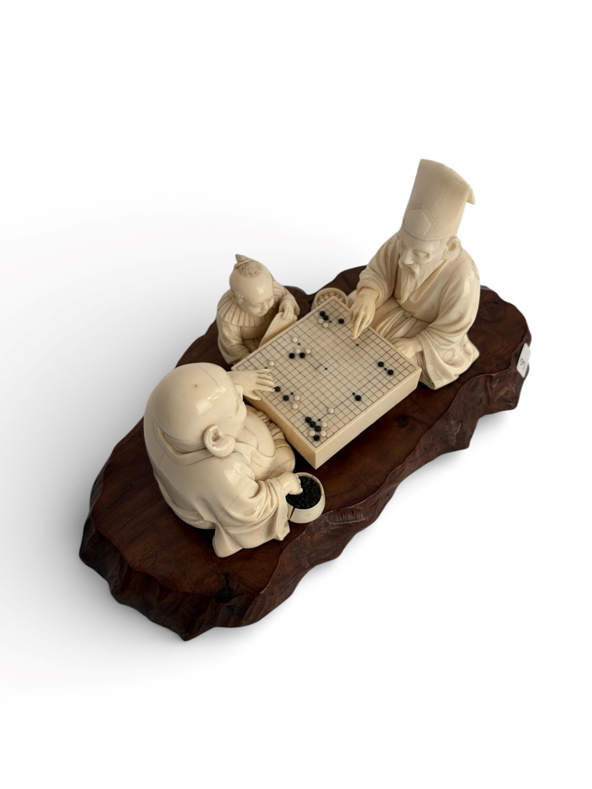 Okimono in avorio, raffigurante giocatori di Go, periodo Meiji (1868-1912)