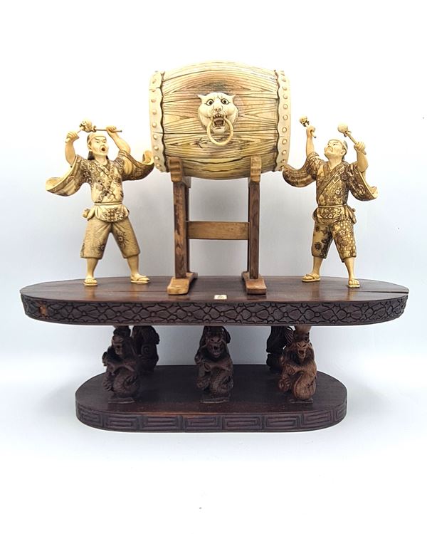 Gruppo scultoreo in avorio di mammut e palissandro