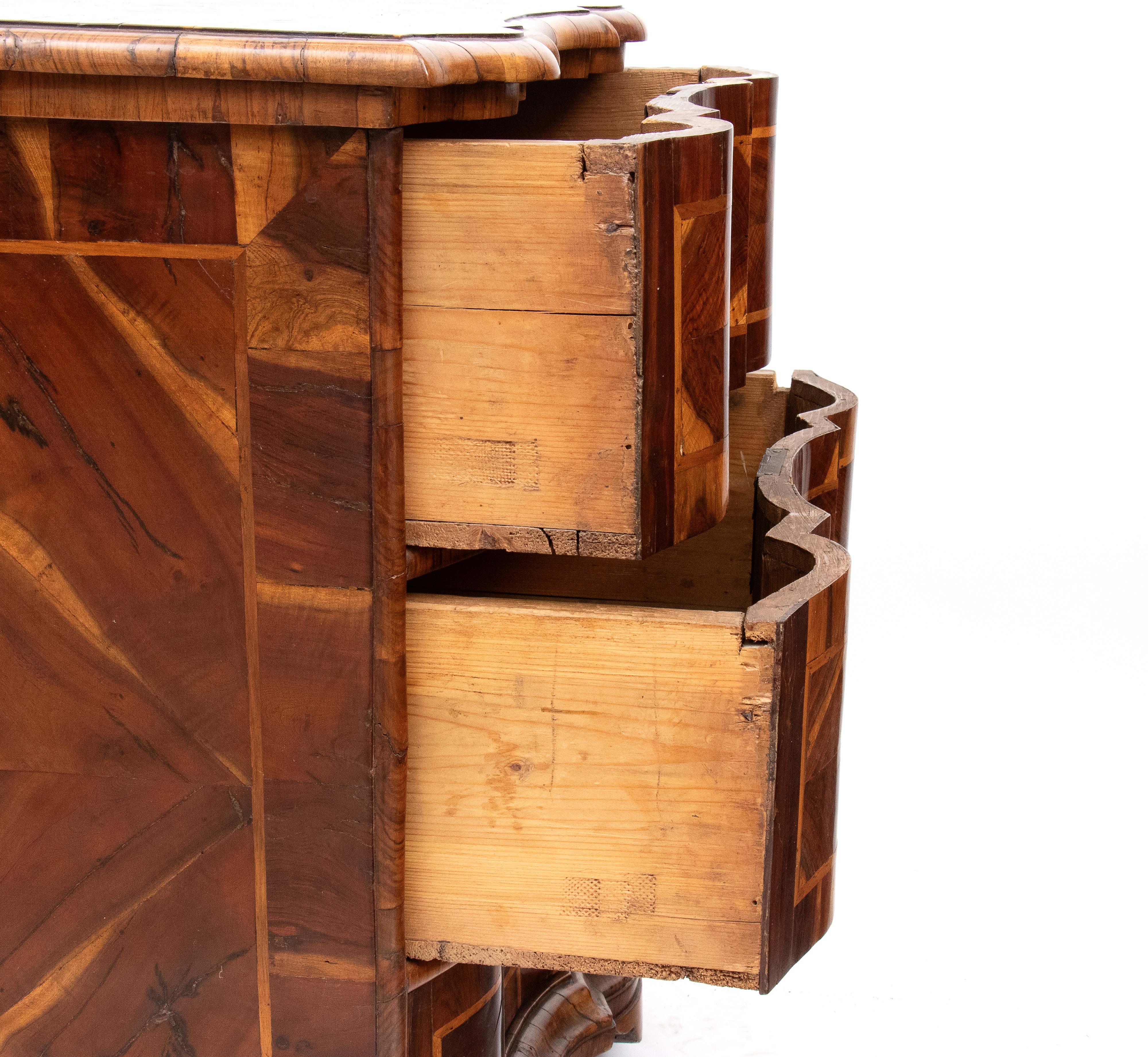 Comò mosso lastronato