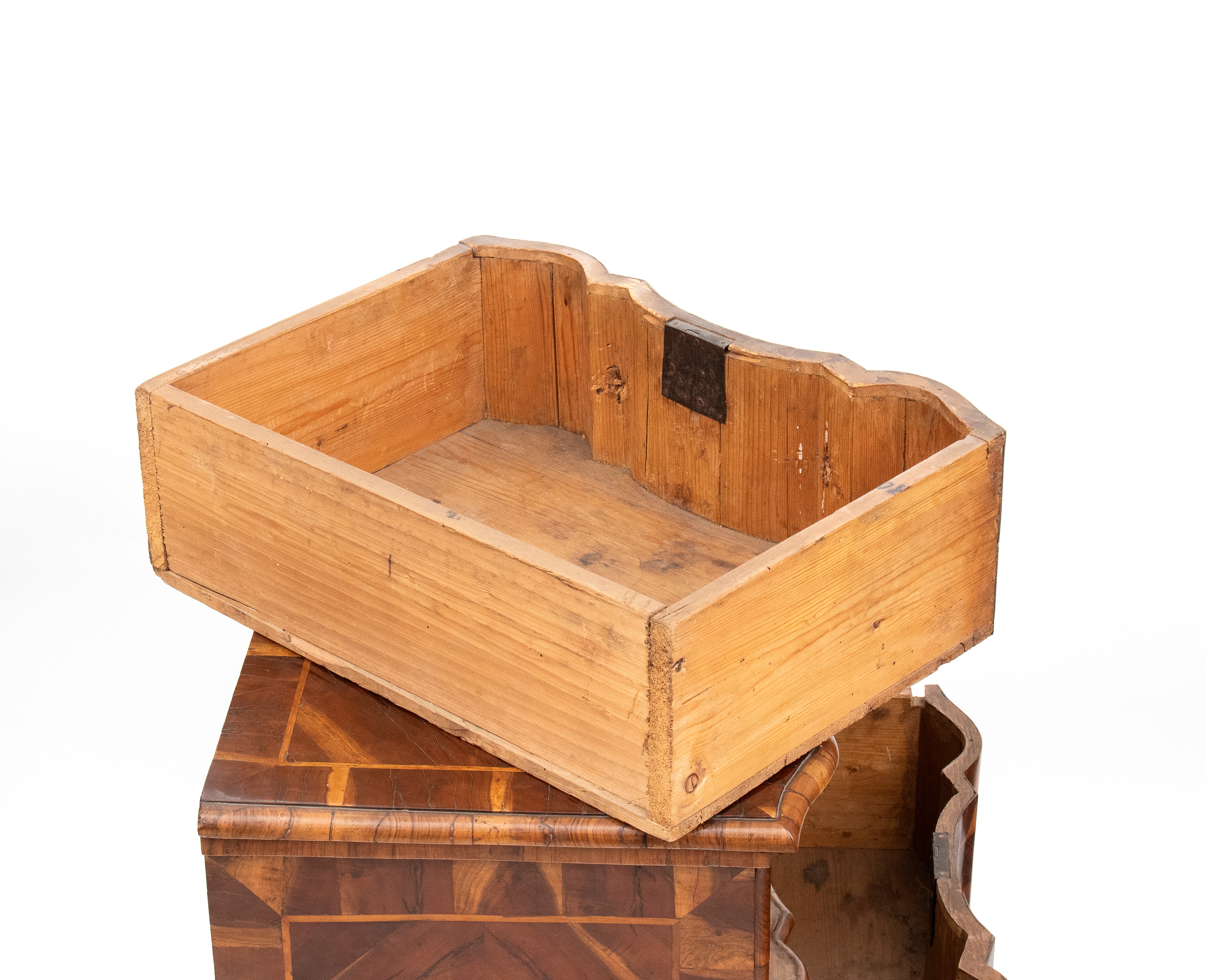 Comò mosso lastronato