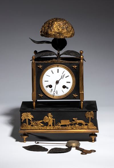 Pendola da tavolo in bronzo dorato e patinato, Francia, epoca Restaurazione (Carlo X), XIX secolo