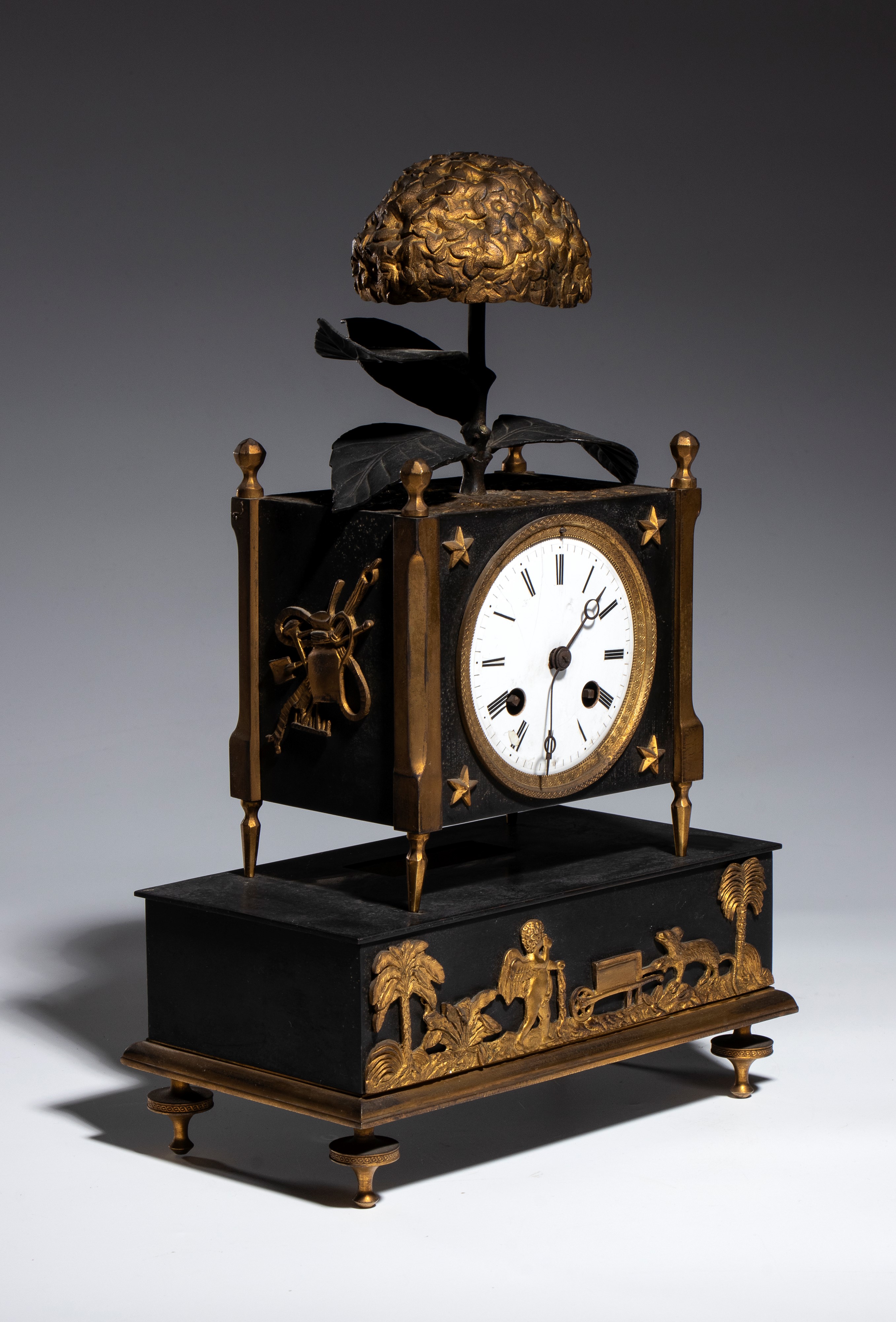 Pendola da tavolo in bronzo dorato e patinato, Francia, epoca Restaurazione (Carlo X), XIX secolo