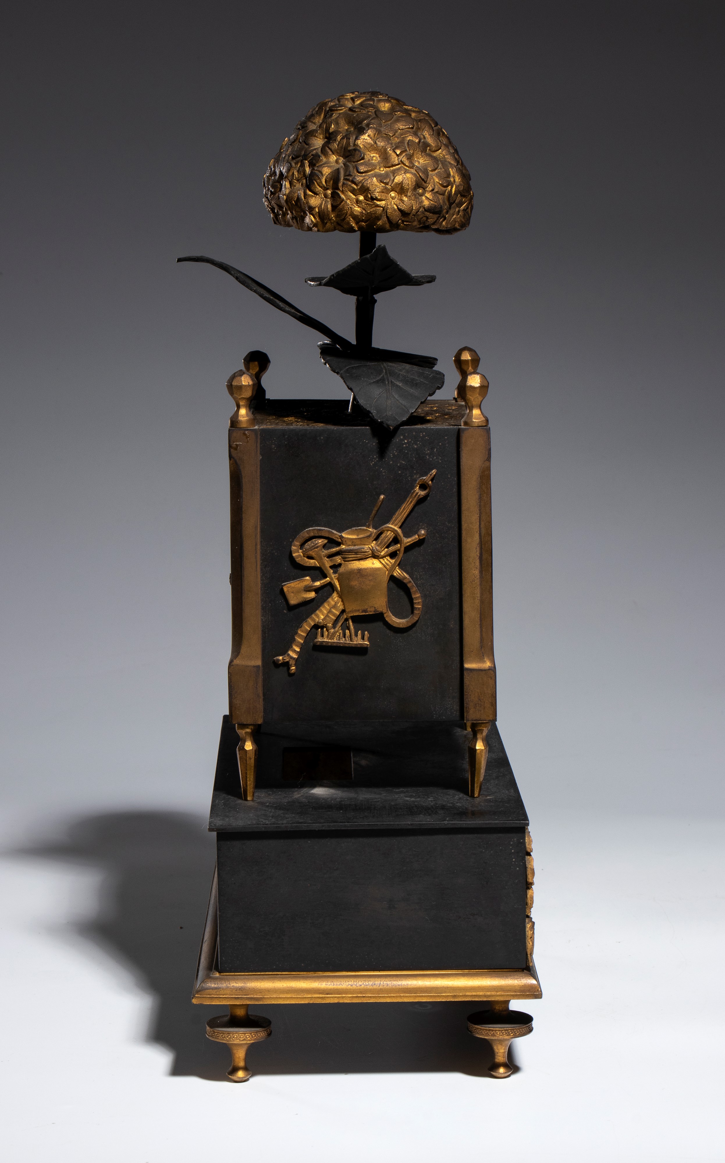 Pendola da tavolo in bronzo dorato e patinato, Francia, epoca Restaurazione (Carlo X), XIX secolo