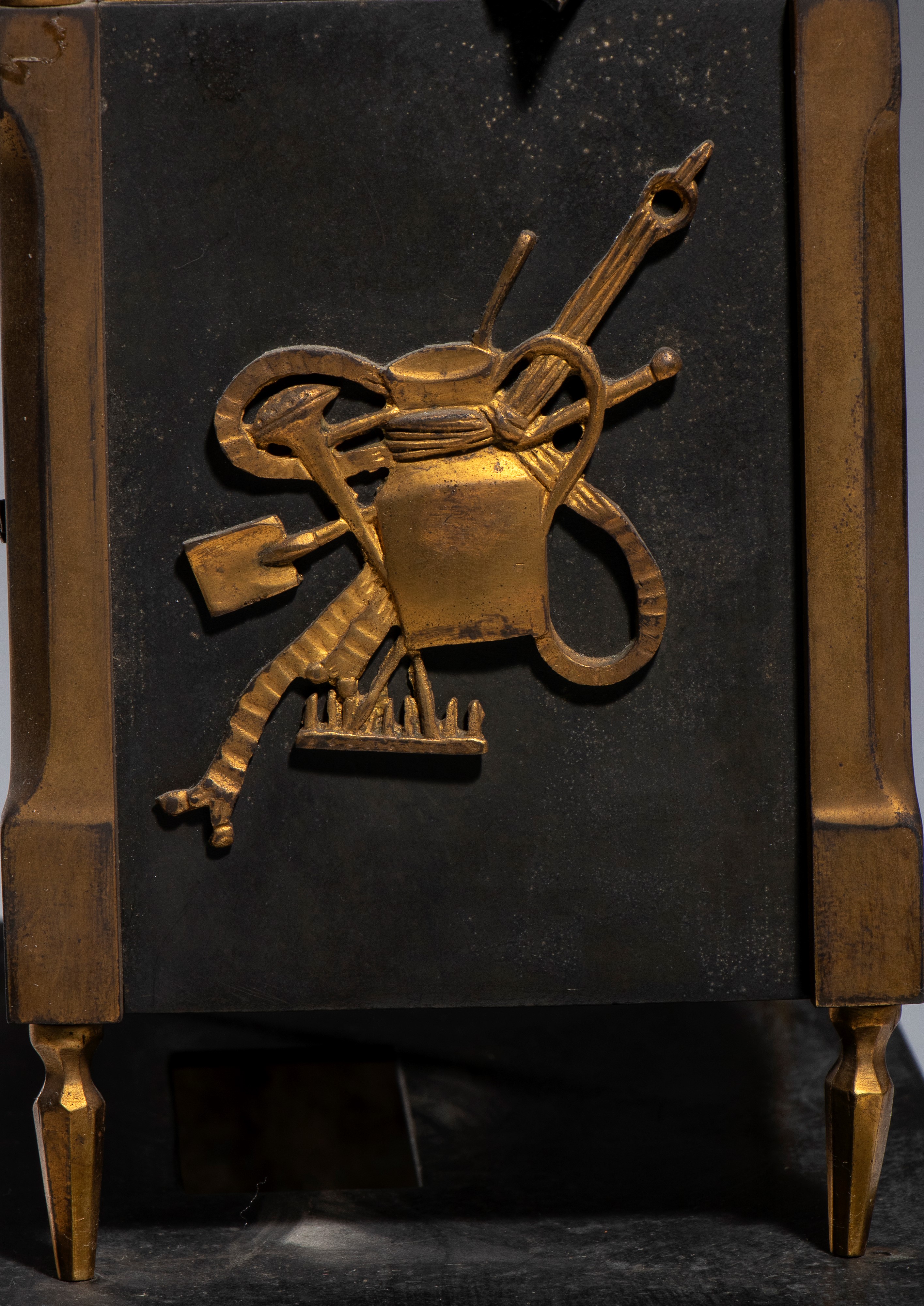 Pendola da tavolo in bronzo dorato e patinato, Francia, epoca Restaurazione (Carlo X), XIX secolo