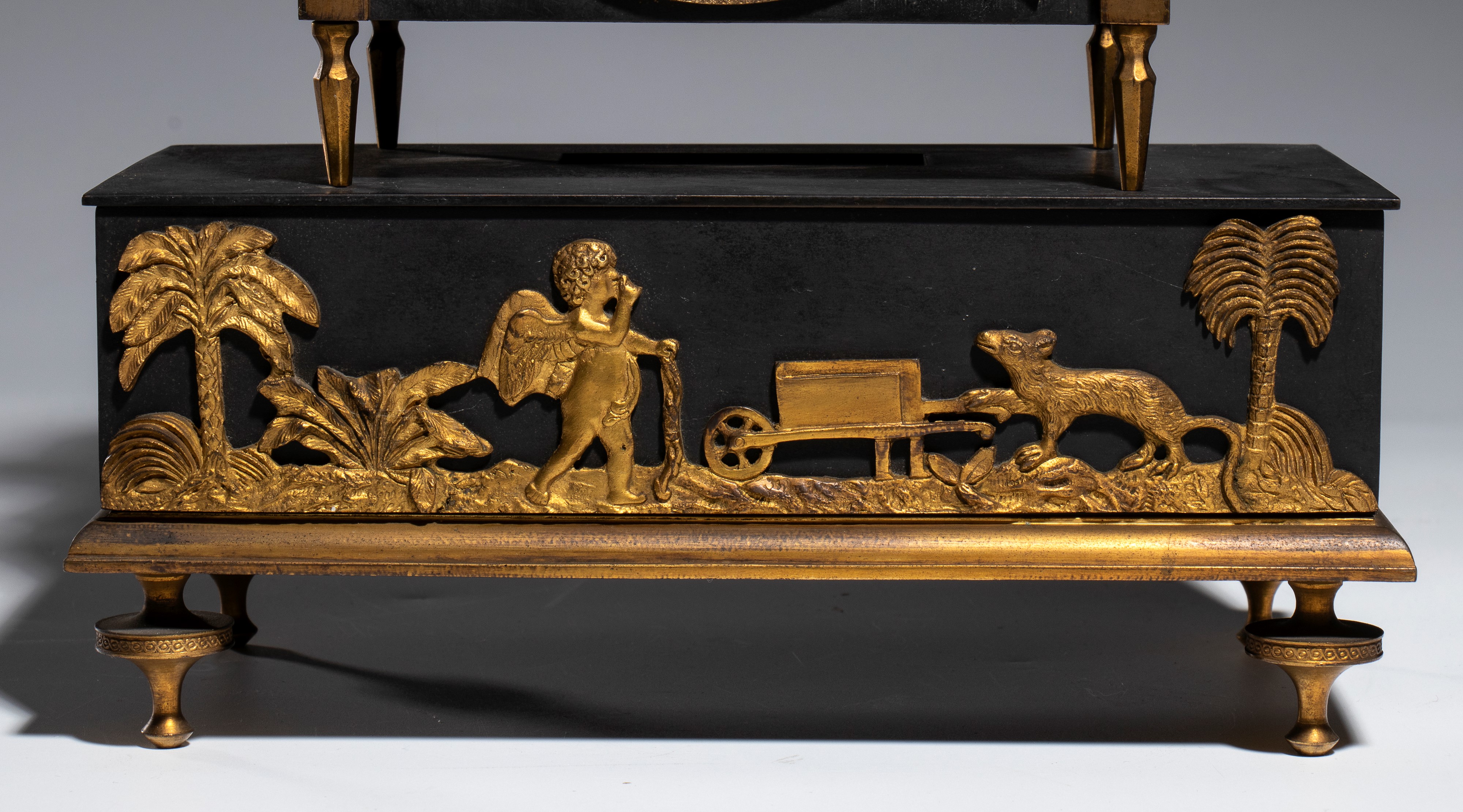 Pendola da tavolo in bronzo dorato e patinato, Francia, epoca Restaurazione (Carlo X), XIX secolo