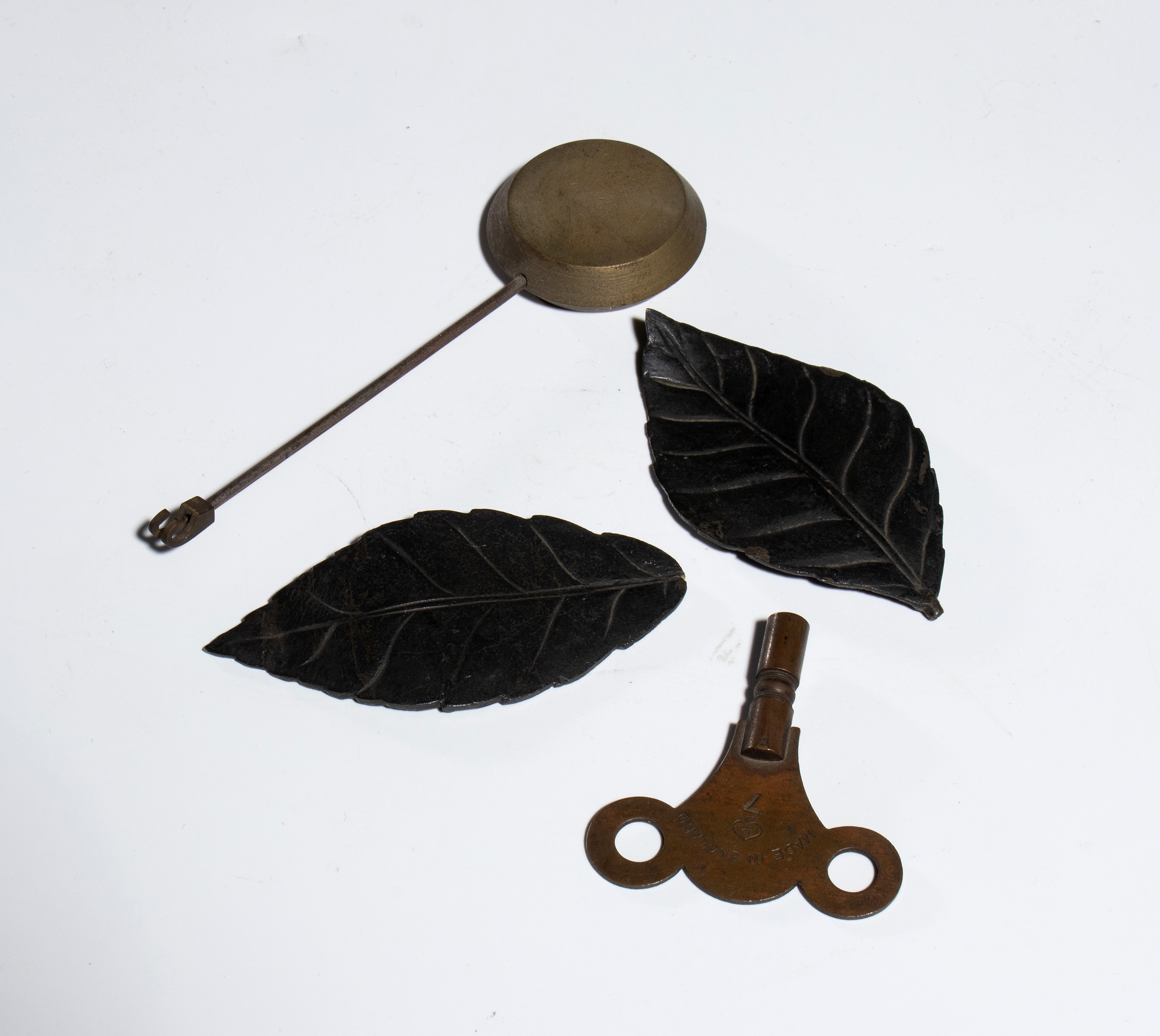 Pendola da tavolo in bronzo dorato e patinato, Francia, epoca Restaurazione (Carlo X), XIX secolo