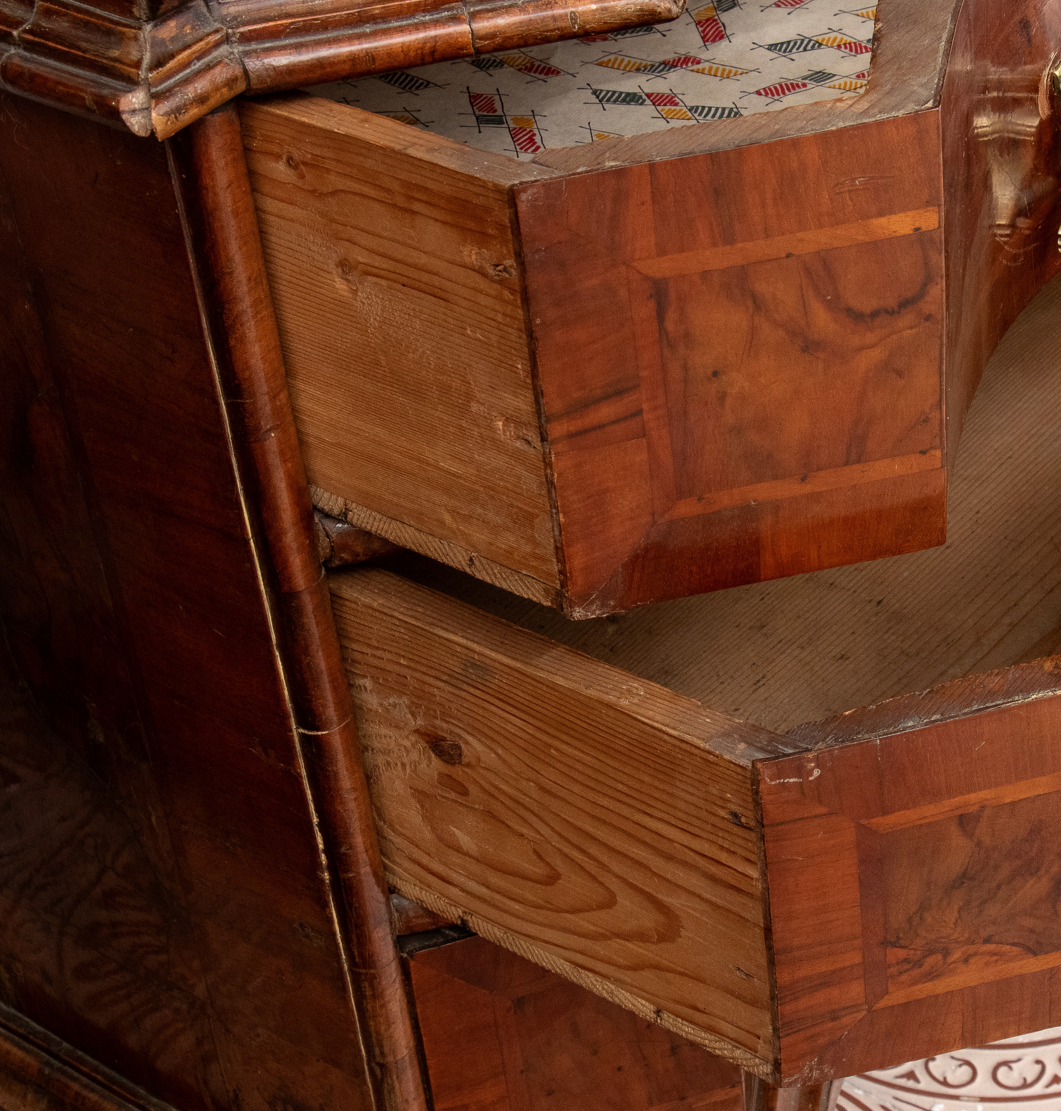 Trumeau a ribalta in radica di noce con alzata a specchi