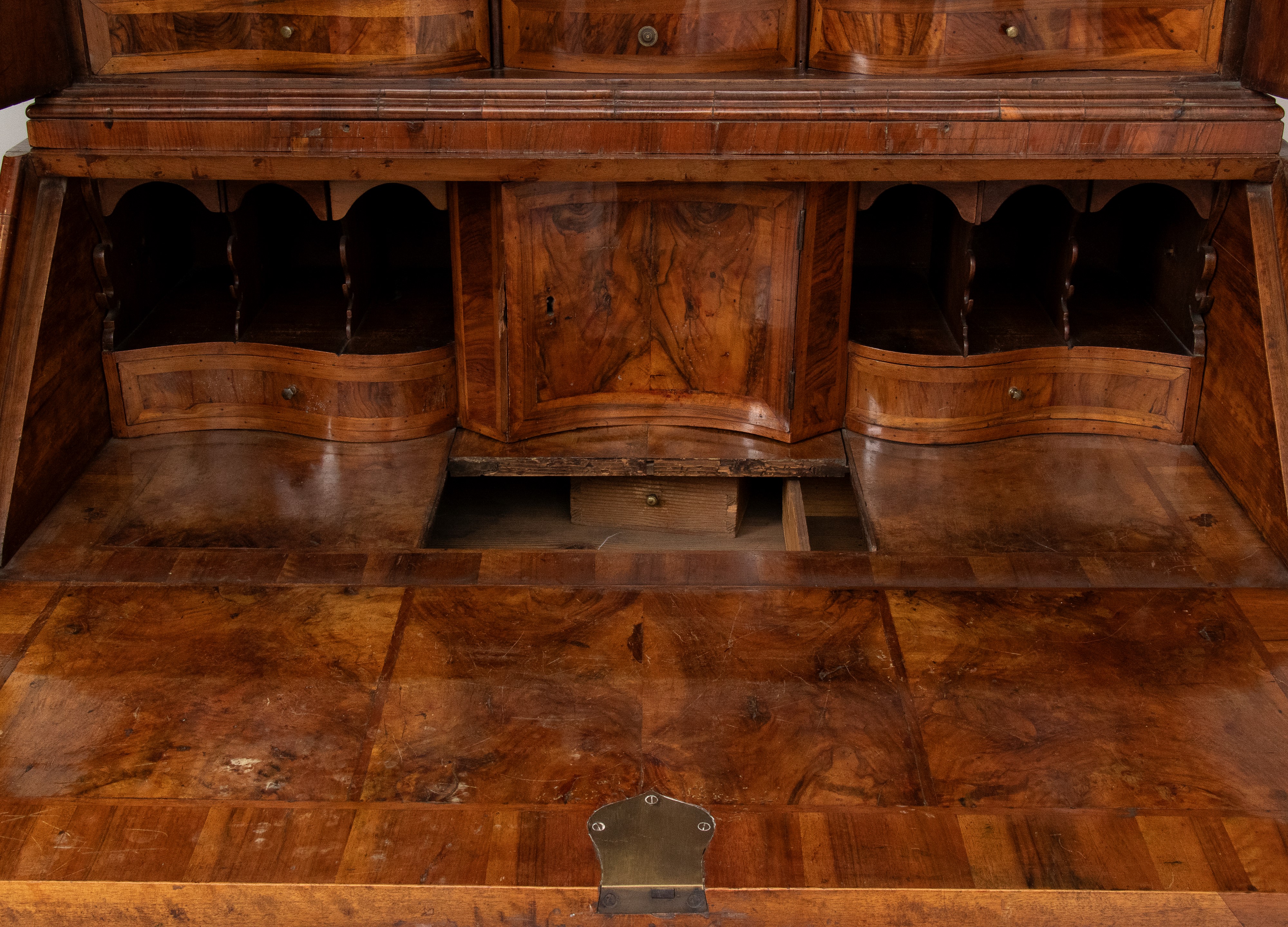 Trumeau a ribalta in radica di noce con alzata a specchi