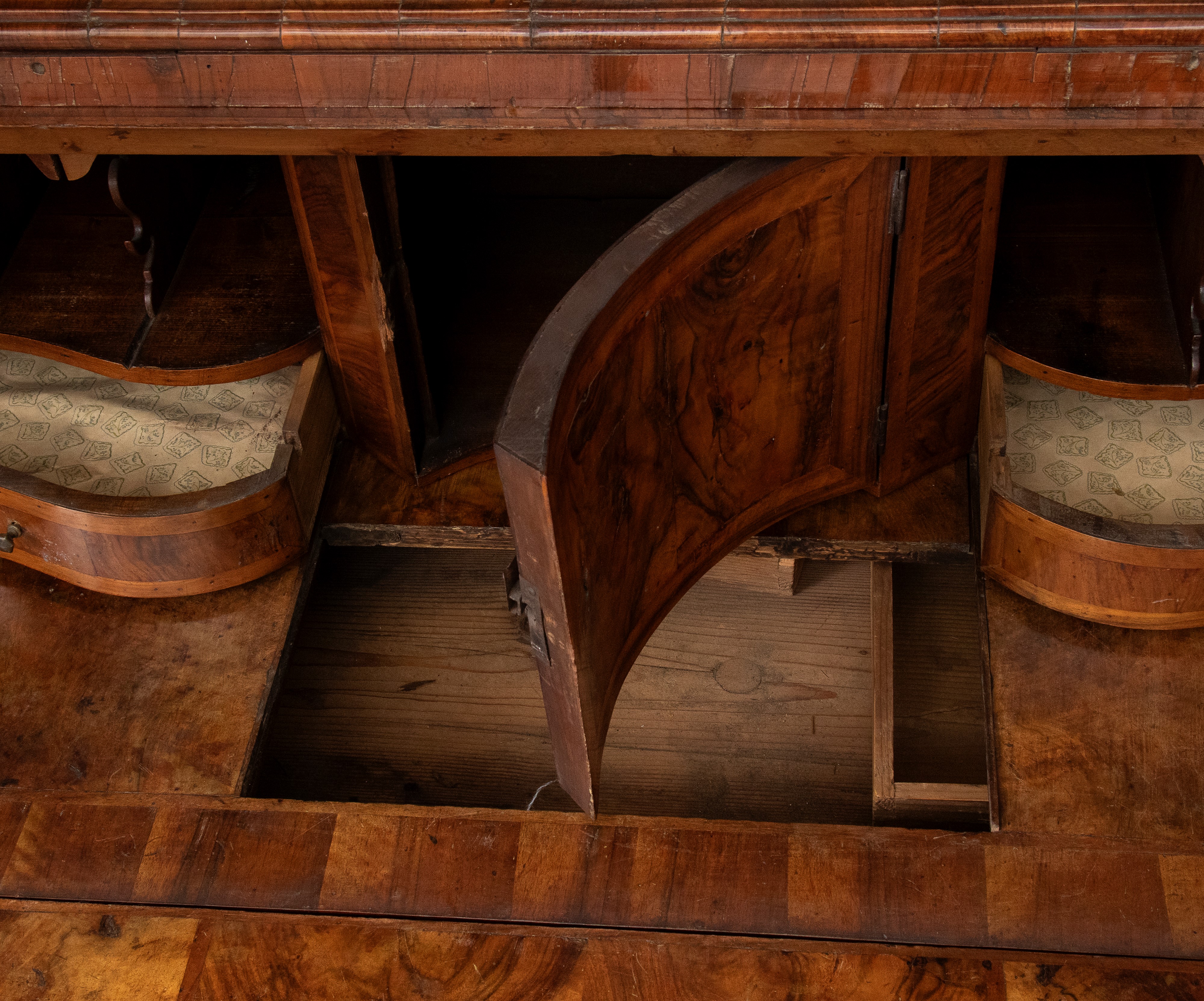 Trumeau a ribalta in radica di noce con alzata a specchi