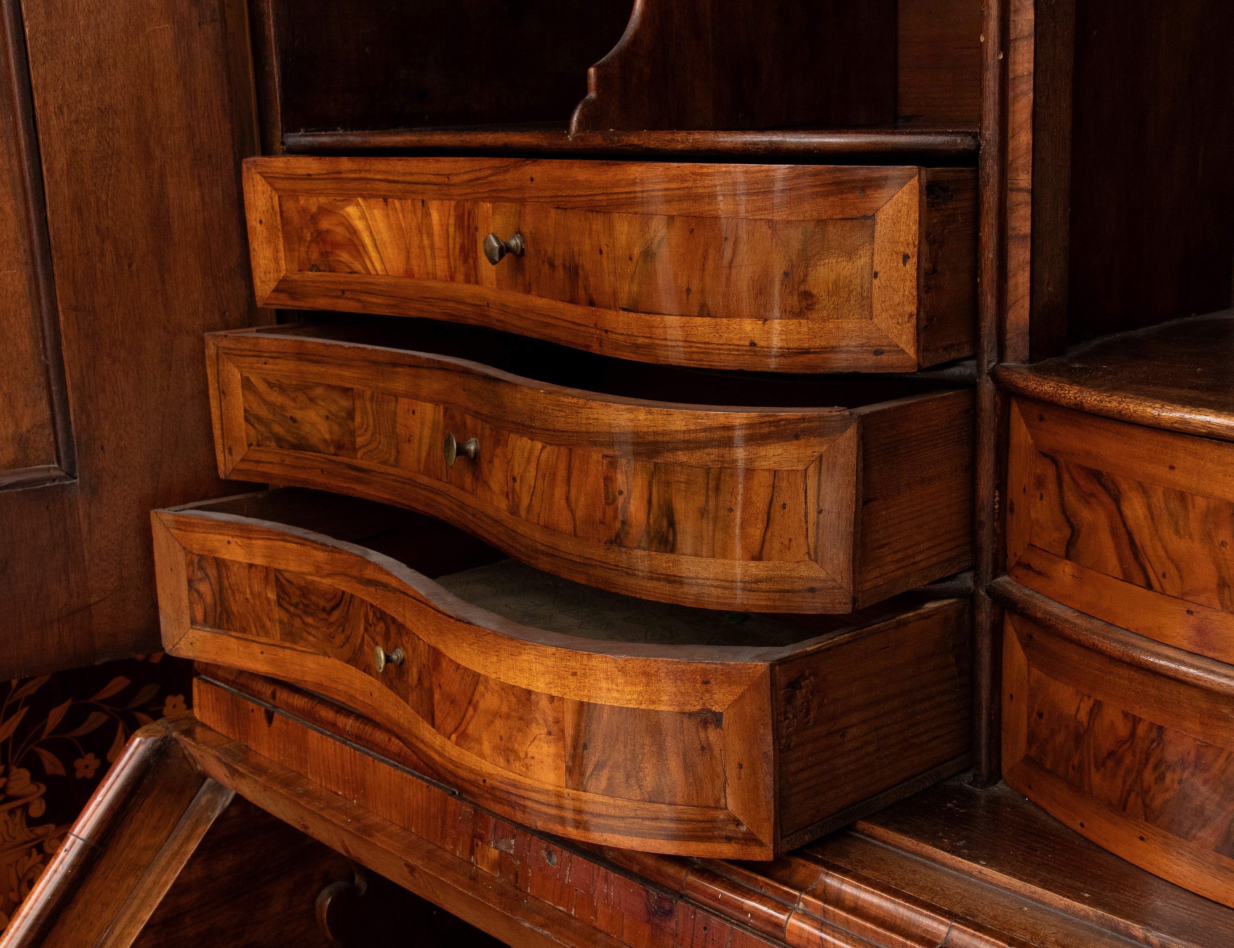 Trumeau a ribalta in radica di noce con alzata a specchi