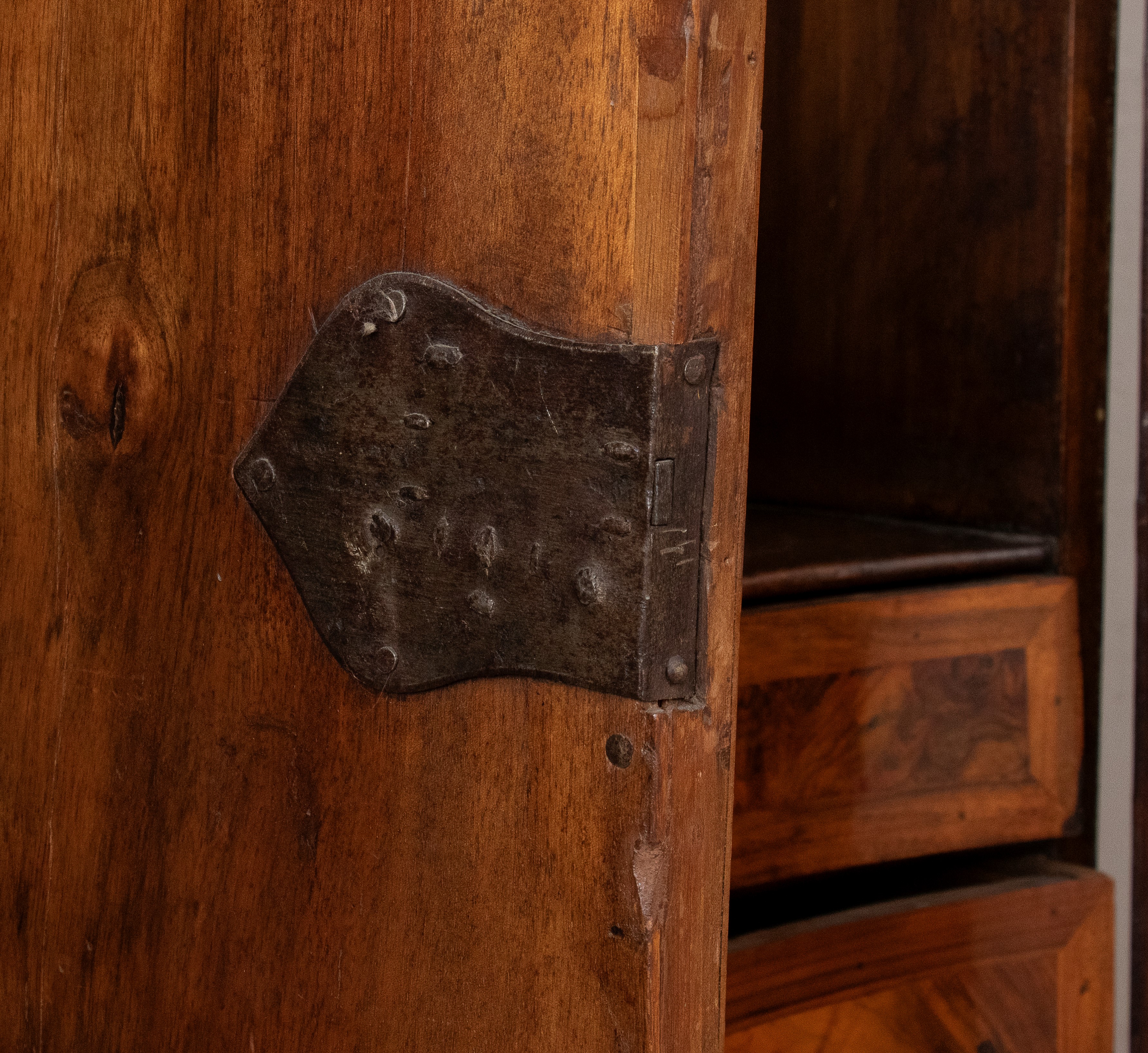 Trumeau a ribalta in radica di noce con alzata a specchi