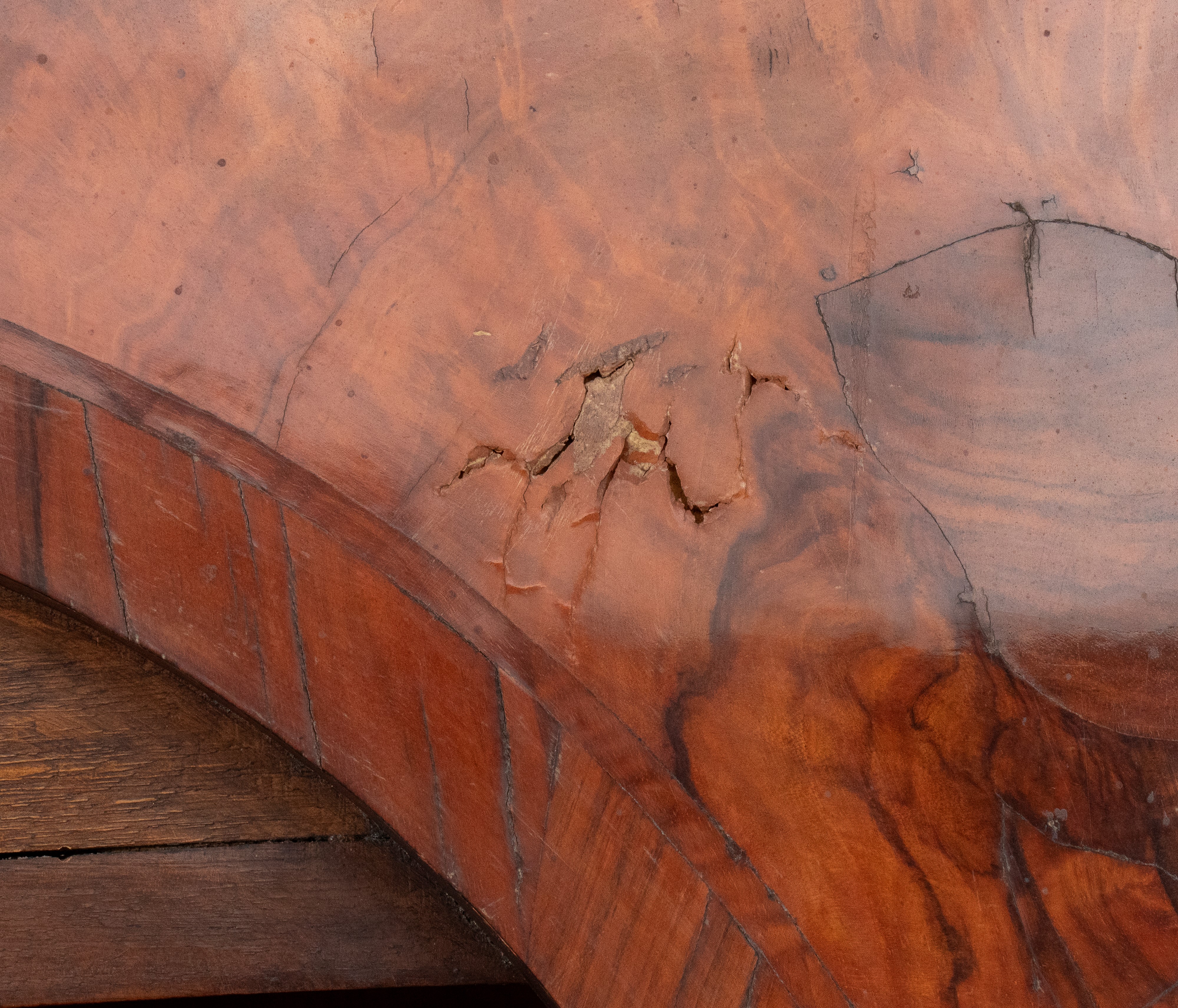 Trumeau a ribalta in radica di noce con alzata a specchi