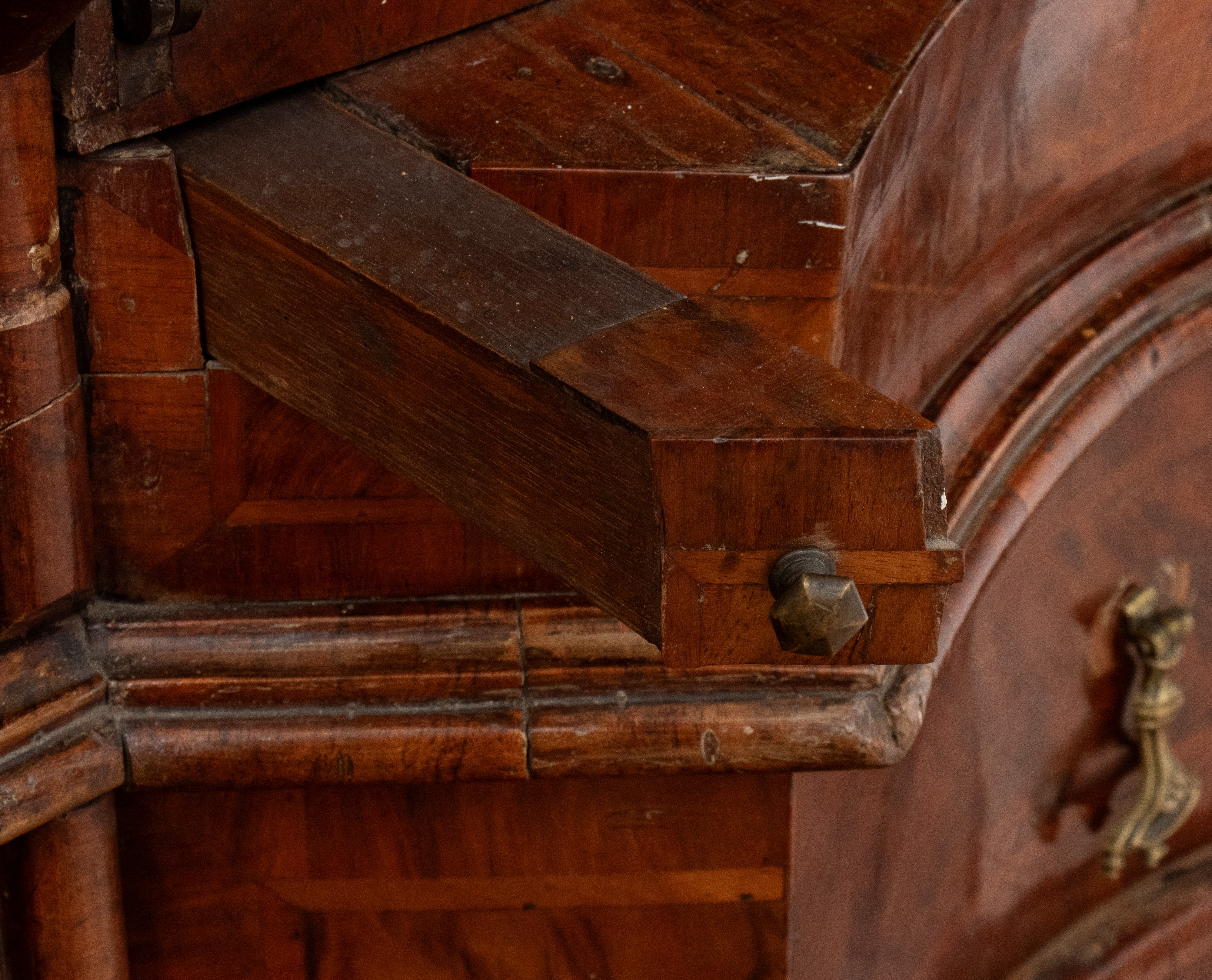 Trumeau a ribalta in radica di noce con alzata a specchi