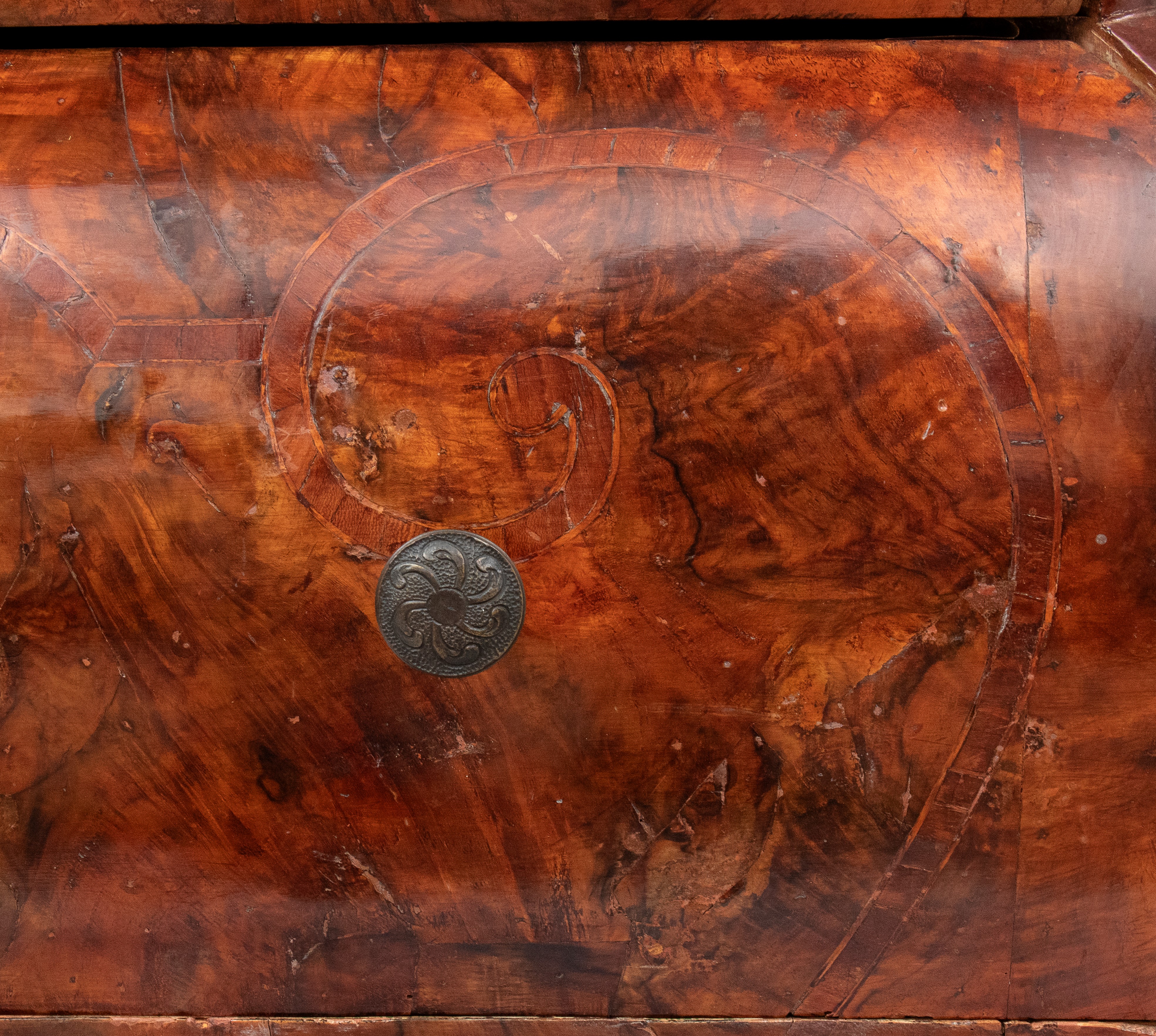 Comò barocchetto in radica di noce