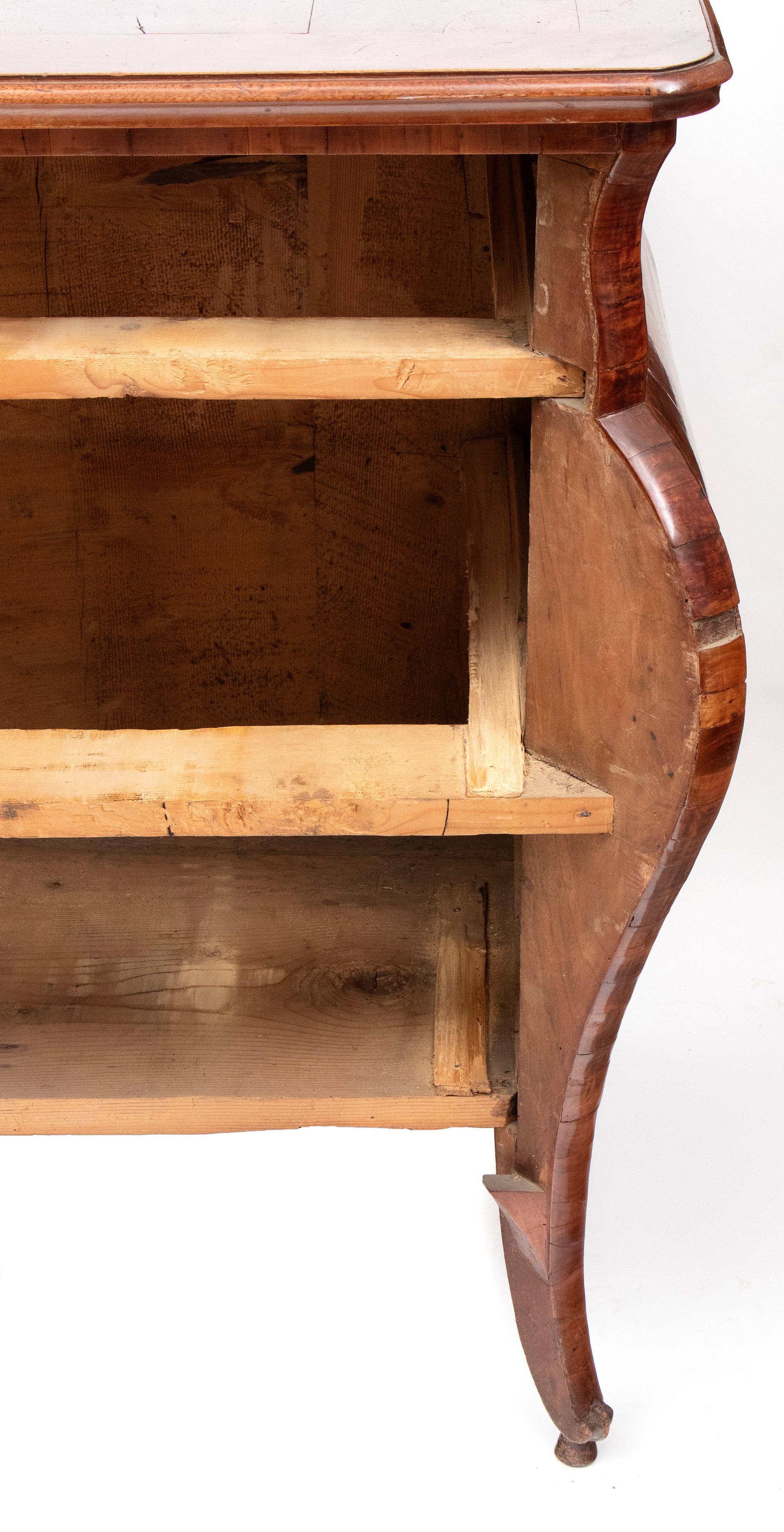 Comò barocchetto in radica di noce