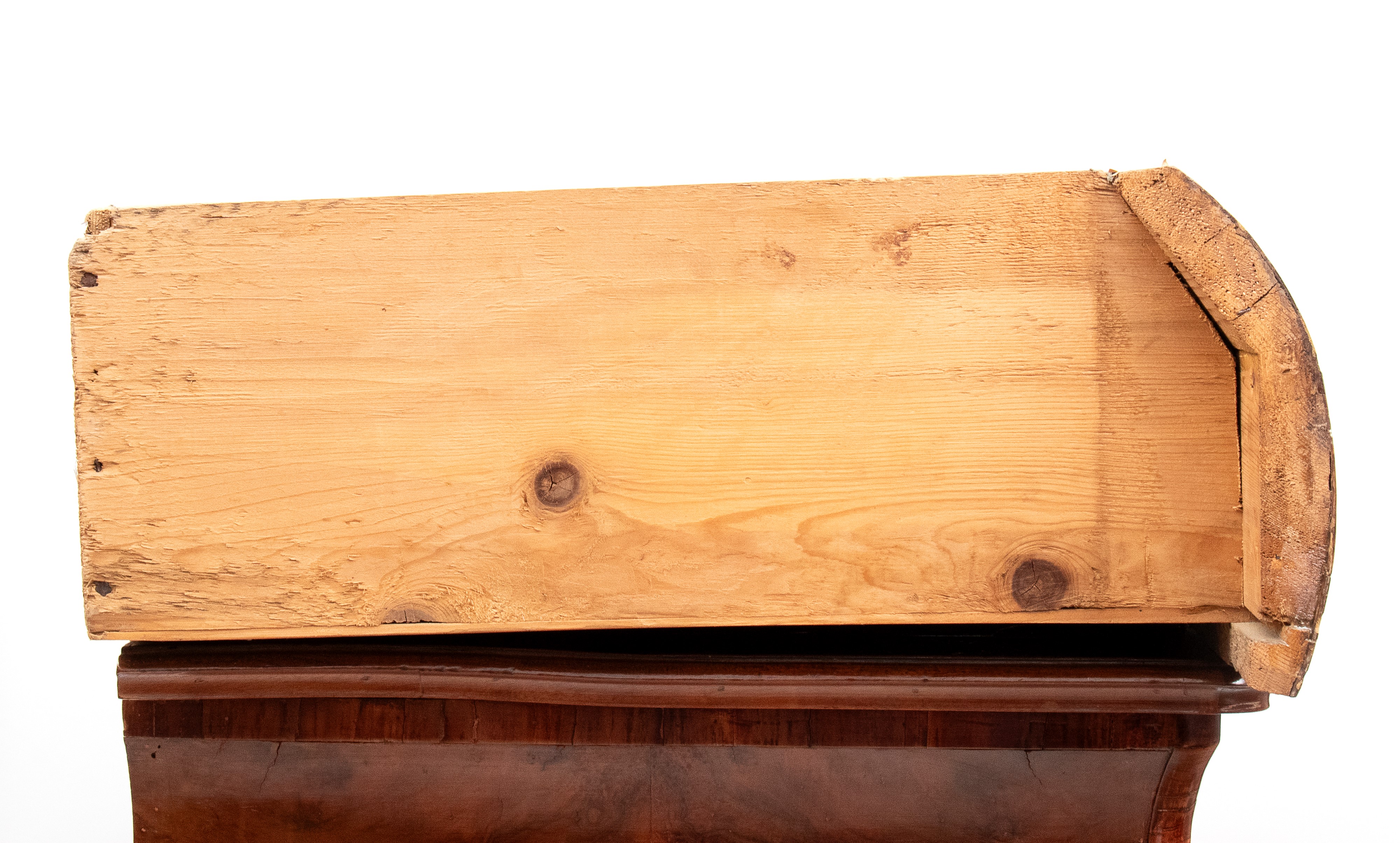 Comò barocchetto in radica di noce